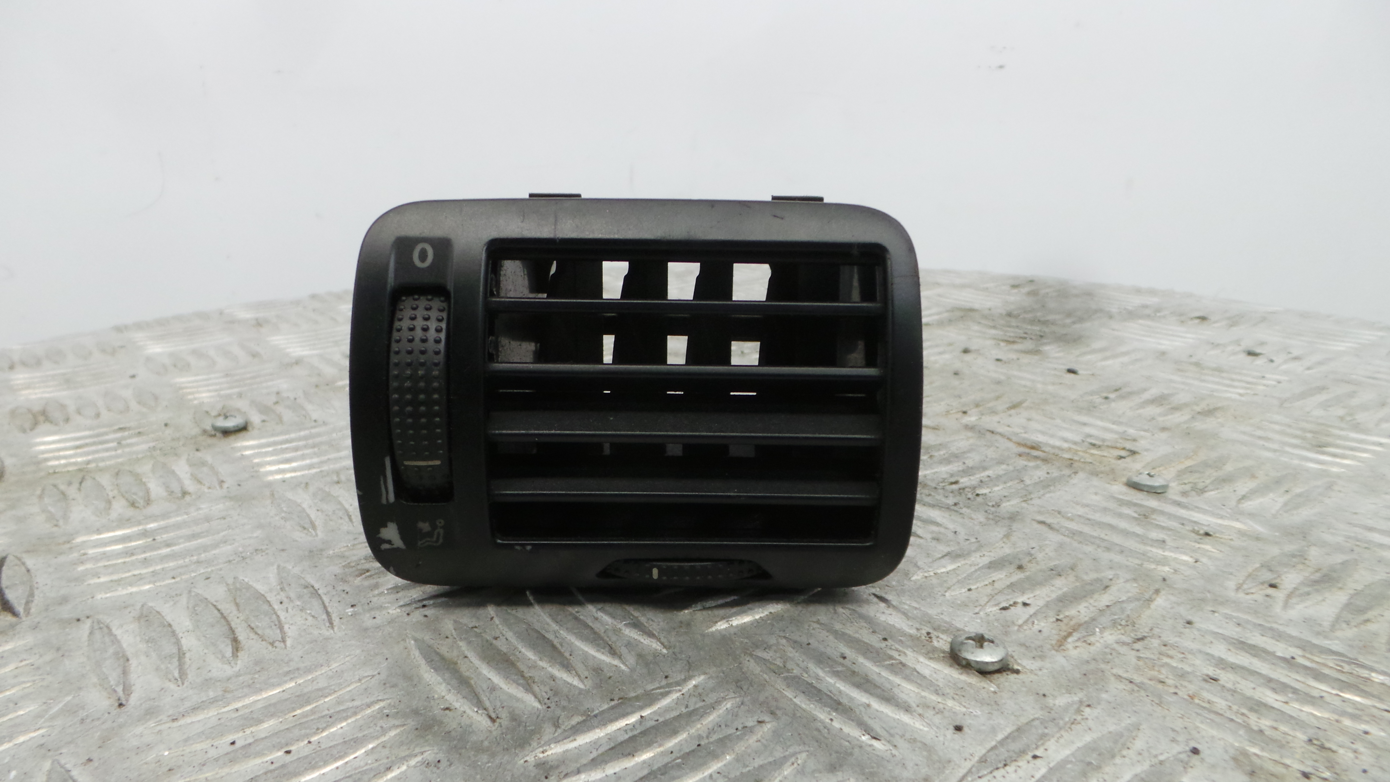 Grelha da Sofagem 3B0819704A - VW PASSAT B5 Estate (3B5), PASSAT B5 Variant (3B5)-36713438 Grelha da Sofagem 3B0819704A - VW PASSAT B5 Estate (3B5), PASSAT B5 Variant (3B5)-36713438