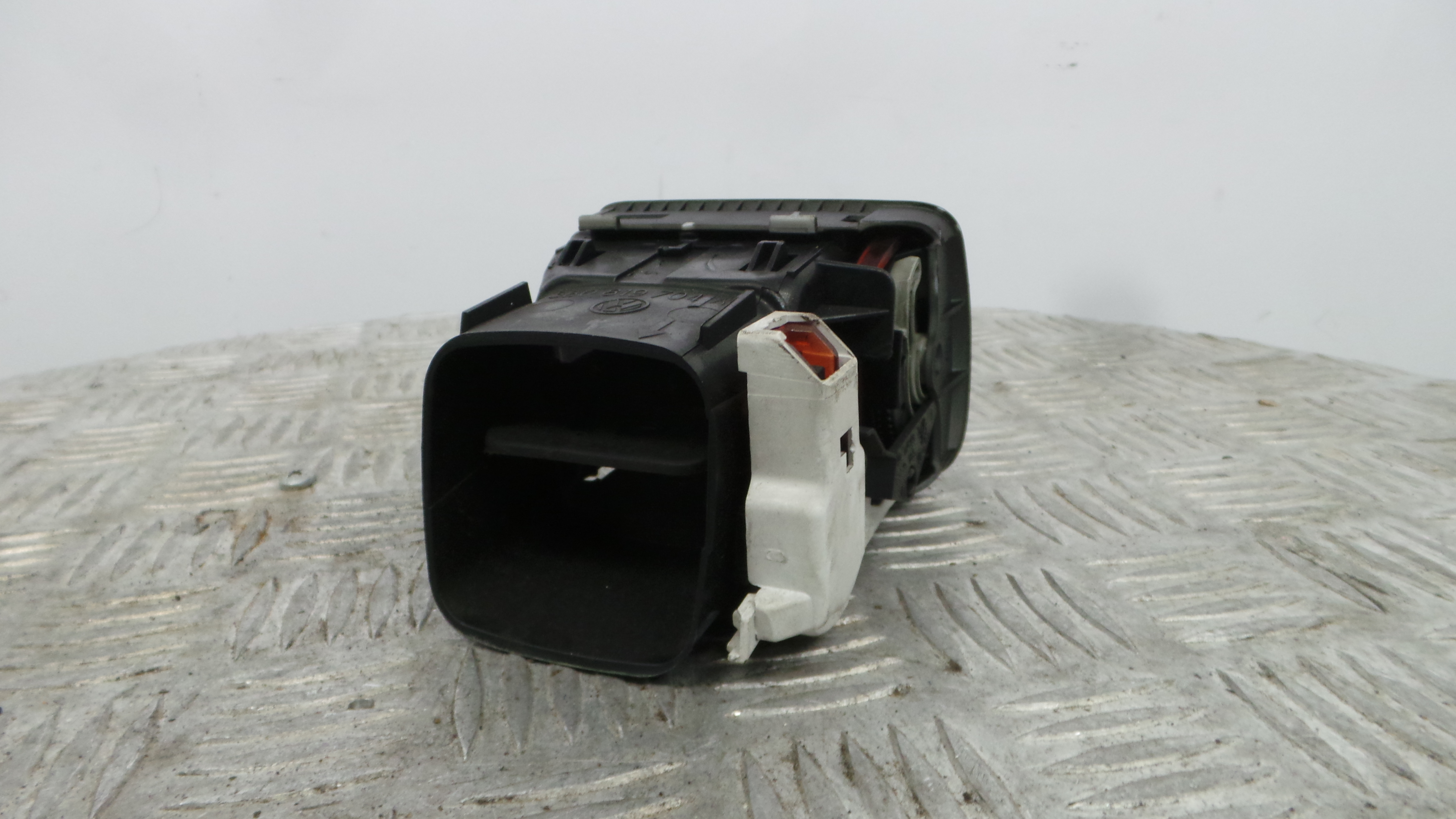 Grelha da Sofagem 3B0819704A - VW PASSAT B5 Estate (3B5), PASSAT B5 Variant (3B5)-36713438