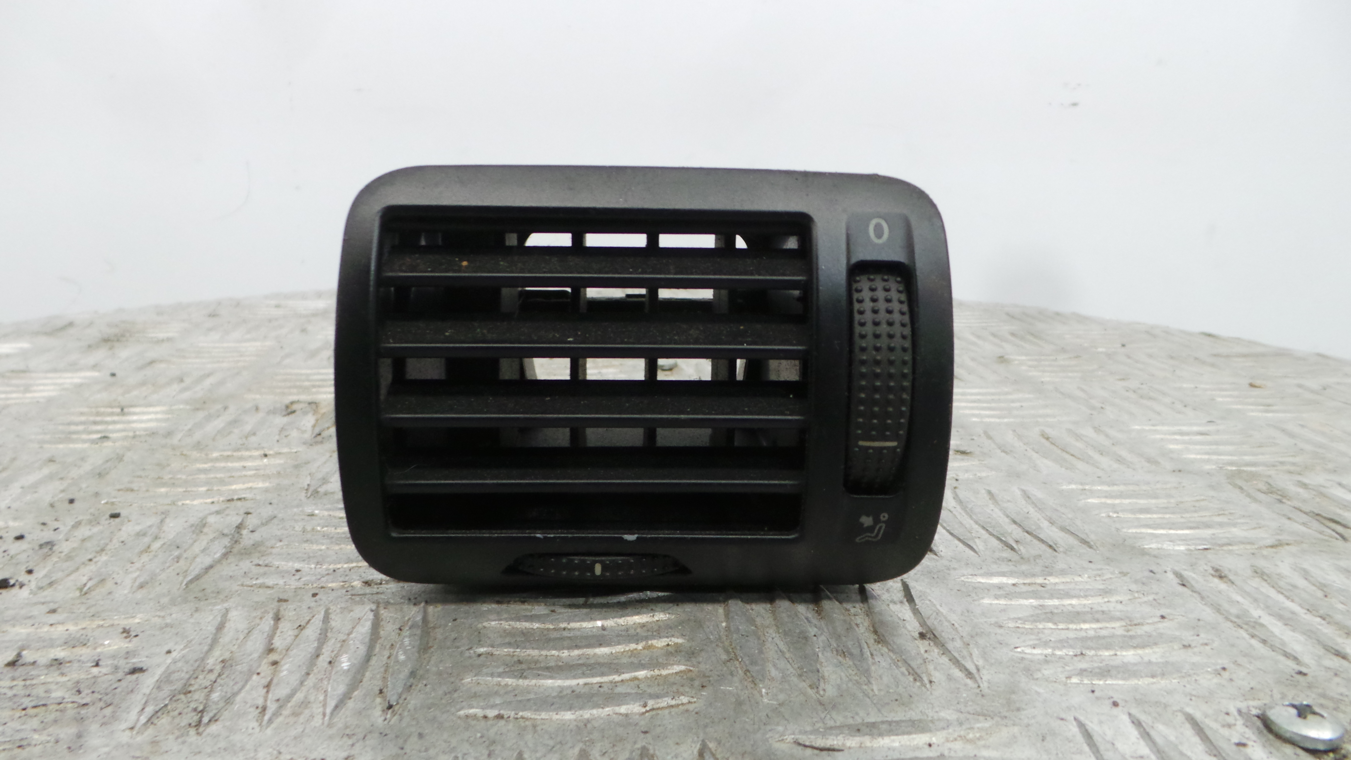 Grelha da Sofagem 3B0819703A - VW PASSAT B5 Estate (3B5), PASSAT B5 Variant (3B5)-36713441 Grelha da Sofagem 3B0819703A - VW PASSAT B5 Estate (3B5), PASSAT B5 Variant (3B5)-36713441