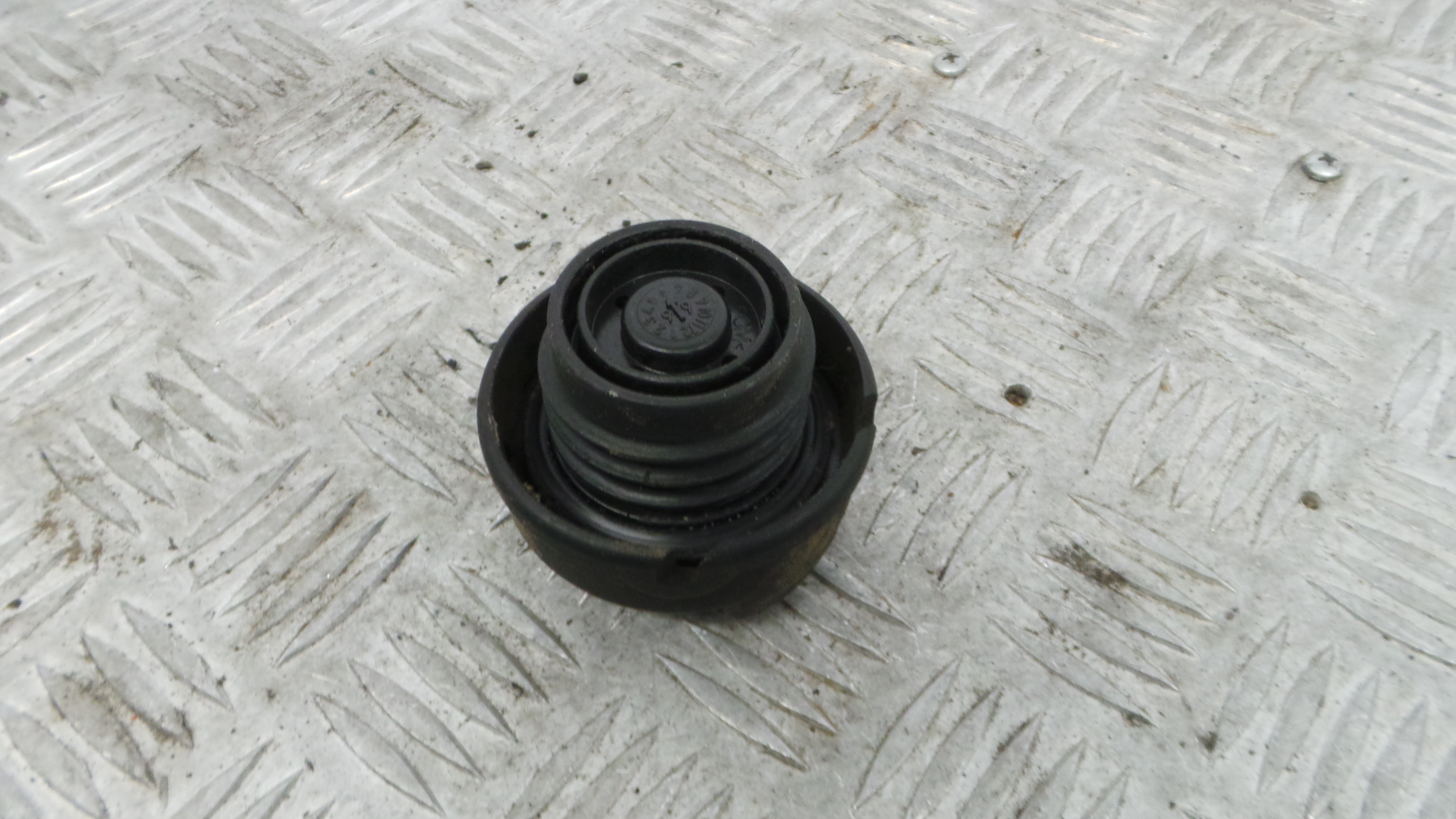 Tampão de Combustivel  1H0201553B - VW PASSAT B5 Estate (3B5), PASSAT B5 Variant (3B5)-36713474