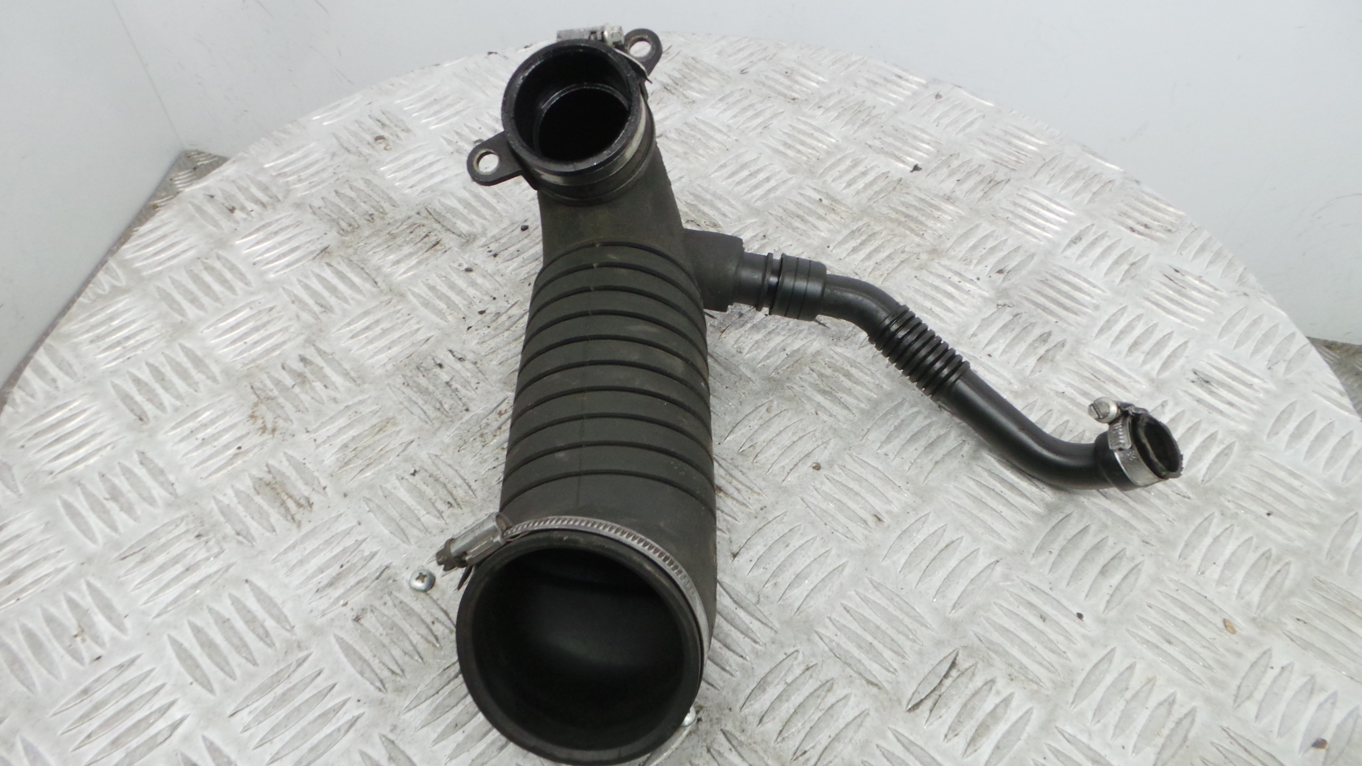 Tubo Intercooler 8D0129615F - VW PASSAT B5 Estate (3B5), PASSAT B5 Variant (3B5)-36713477