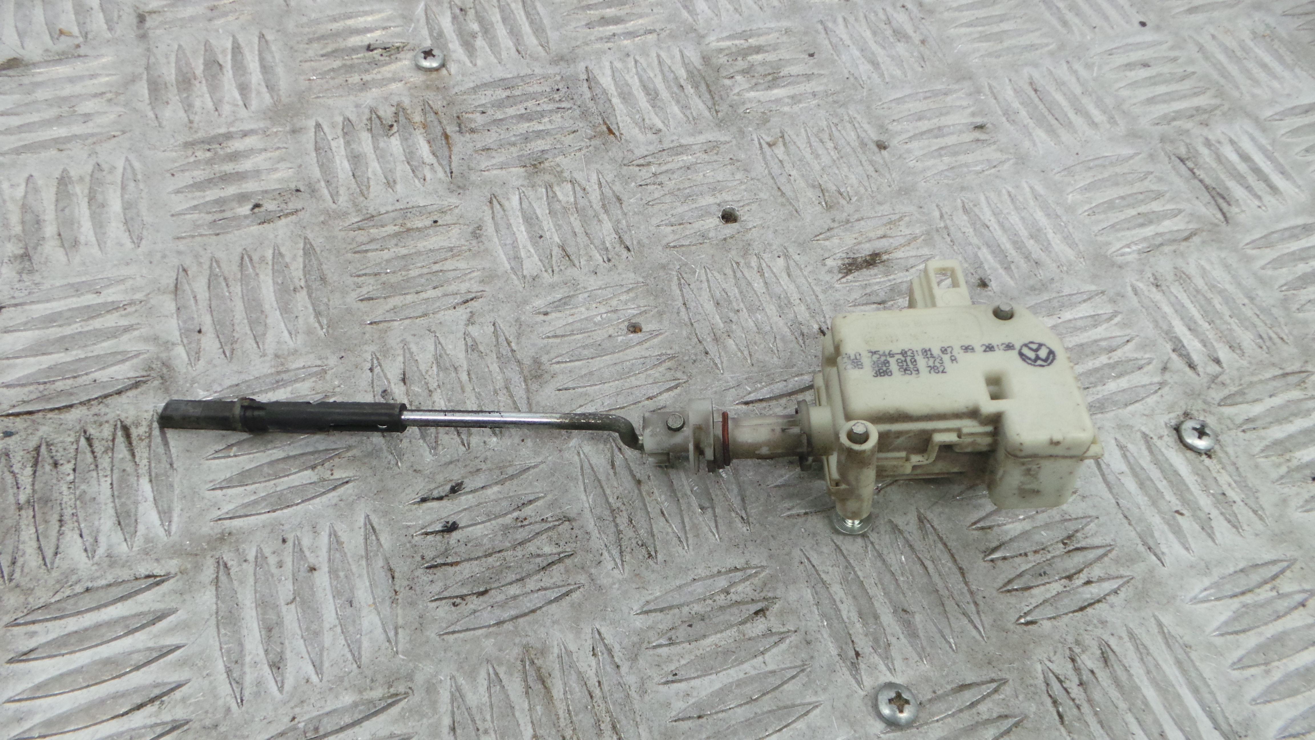 Pistola Deposito Combustivel 3B0810773A - VW PASSAT B5 Estate (3B5), PASSAT B5 Variant (3B5)-36713515