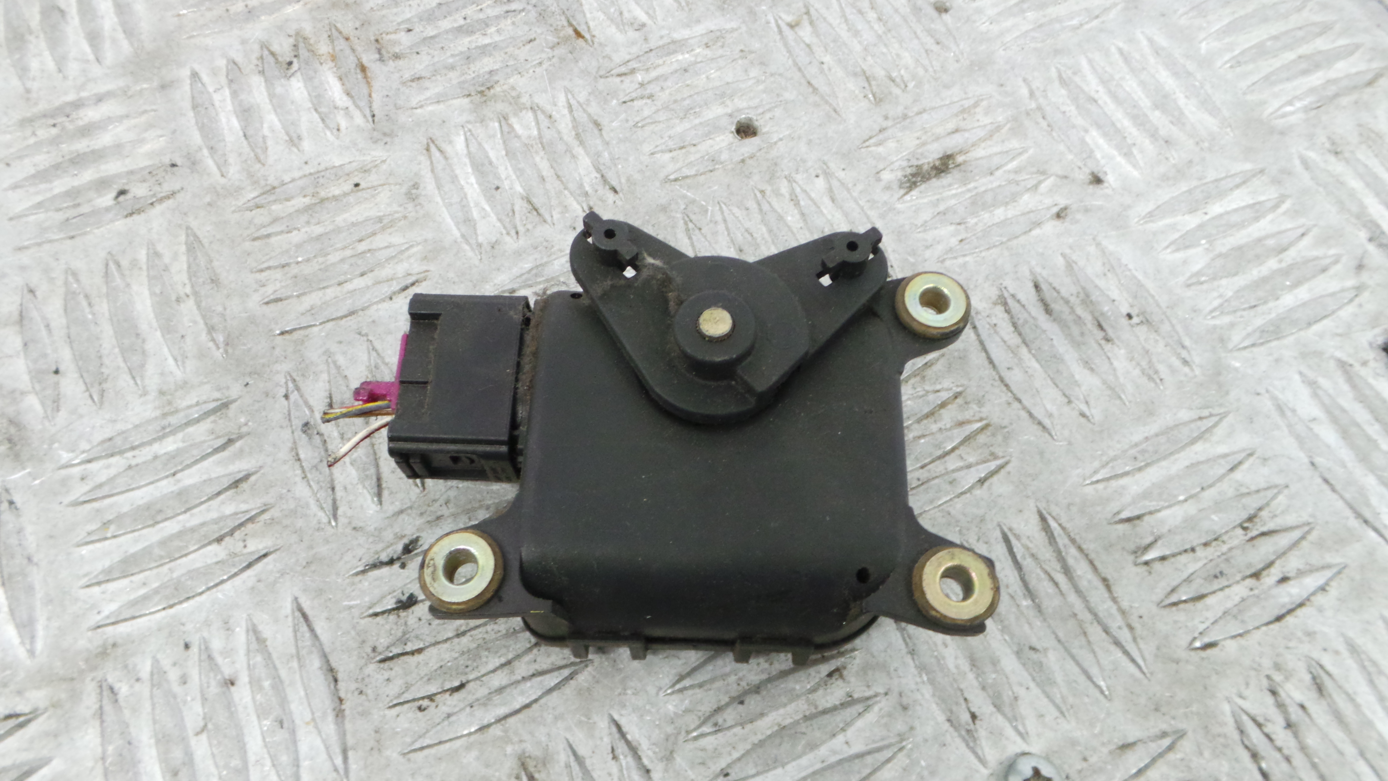 Atuador do Circuito de Ar  8D1820511B - VW PASSAT B5 Estate (3B5), PASSAT B5 Variant (3B5)-36713524