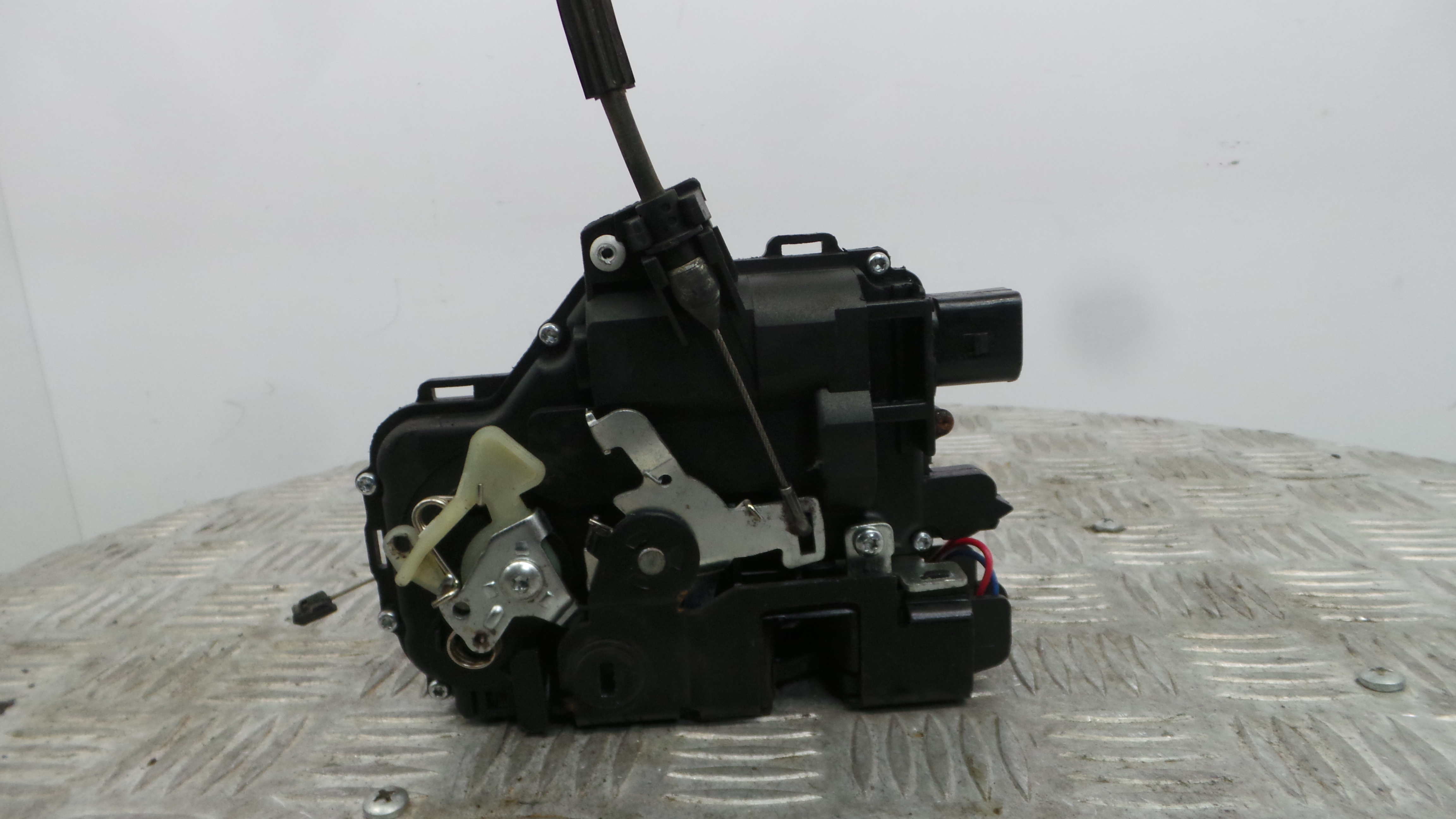 Fecho da Porta Trás Esq 3B4839015A - VW PASSAT B5 Estate (3B5), PASSAT B5 Variant (3B5)-36713573