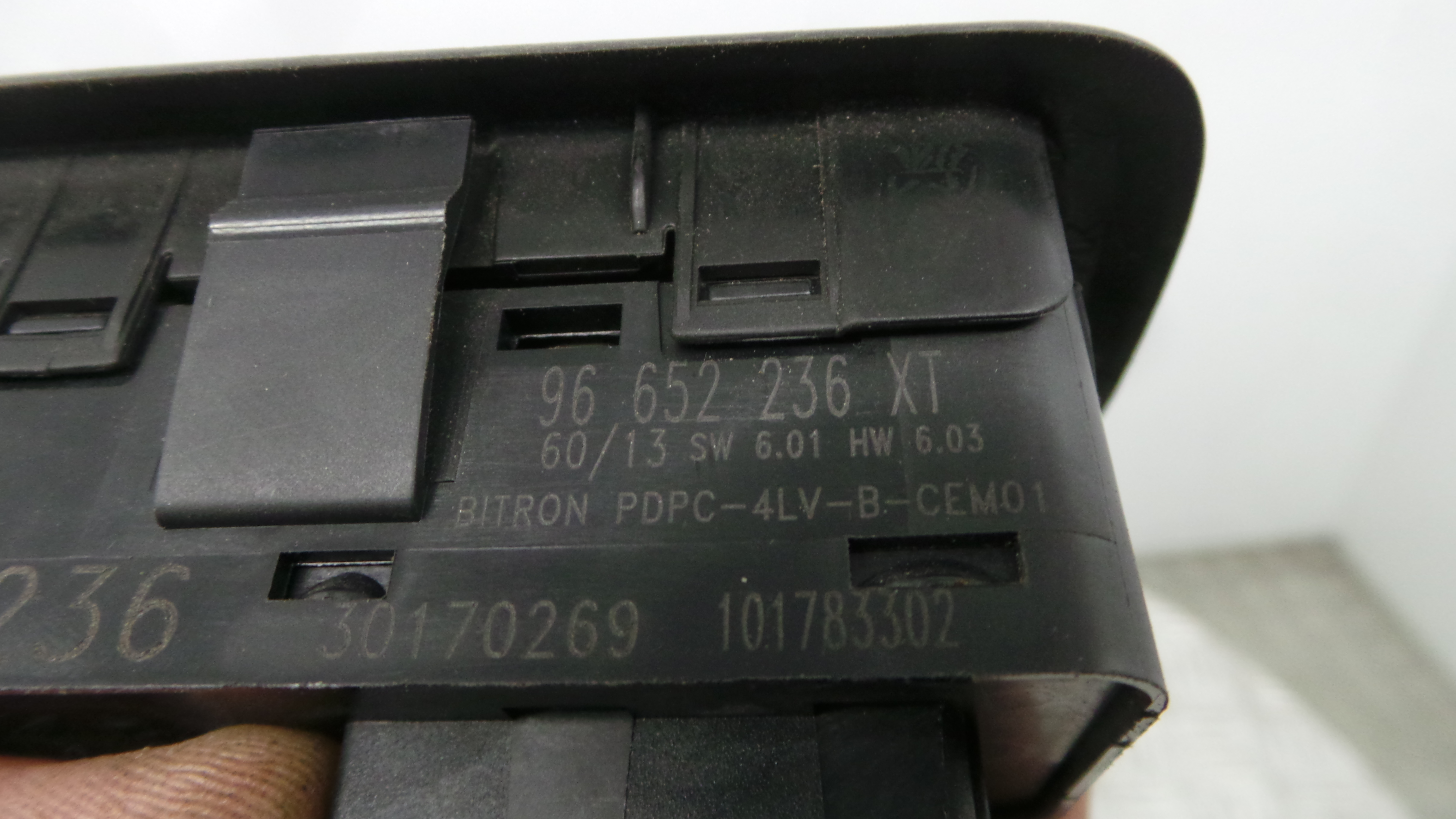 Interruptor / Comando Elevador Vidro Frente Esq 96652236XT - CITROËN C3 II (SC_)-36713777