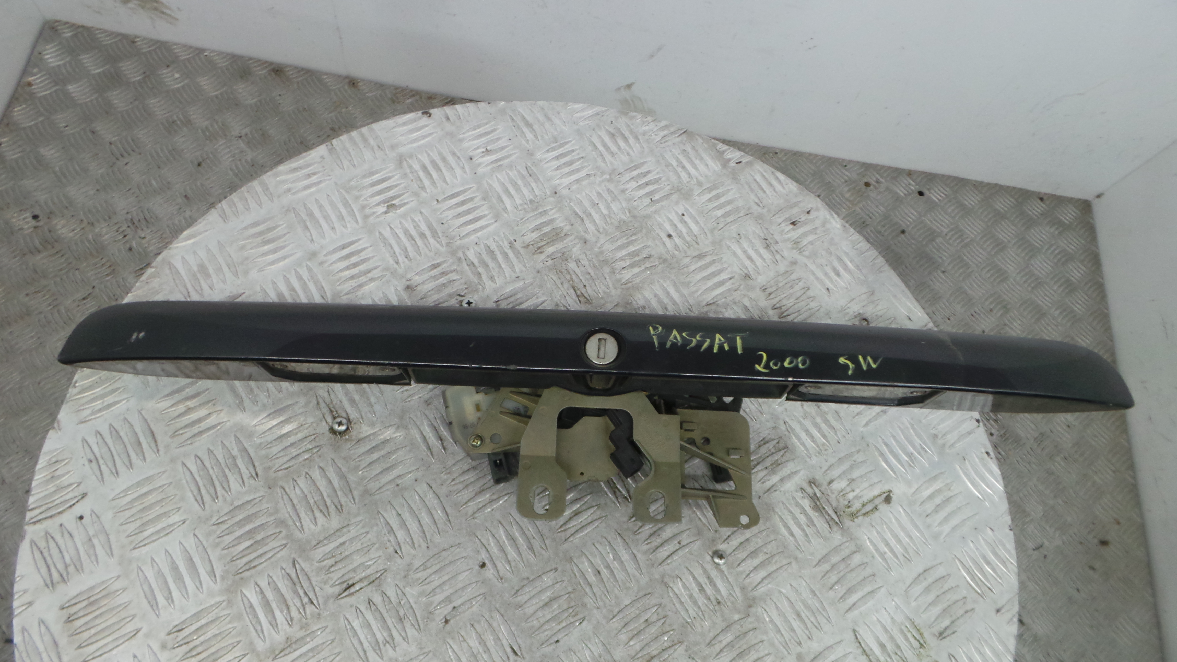 Puxador Exterior da Tampa da Mala 3B0827574A - VW PASSAT B5 Estate (3B5), PASSAT B5 Variant (3B5)-38375939 Puxador Exterior da Tampa da Mala 3B0827574A - VW PASSAT B5 Estate (3B5), PASSAT B5 Variant (3B5)-38375939