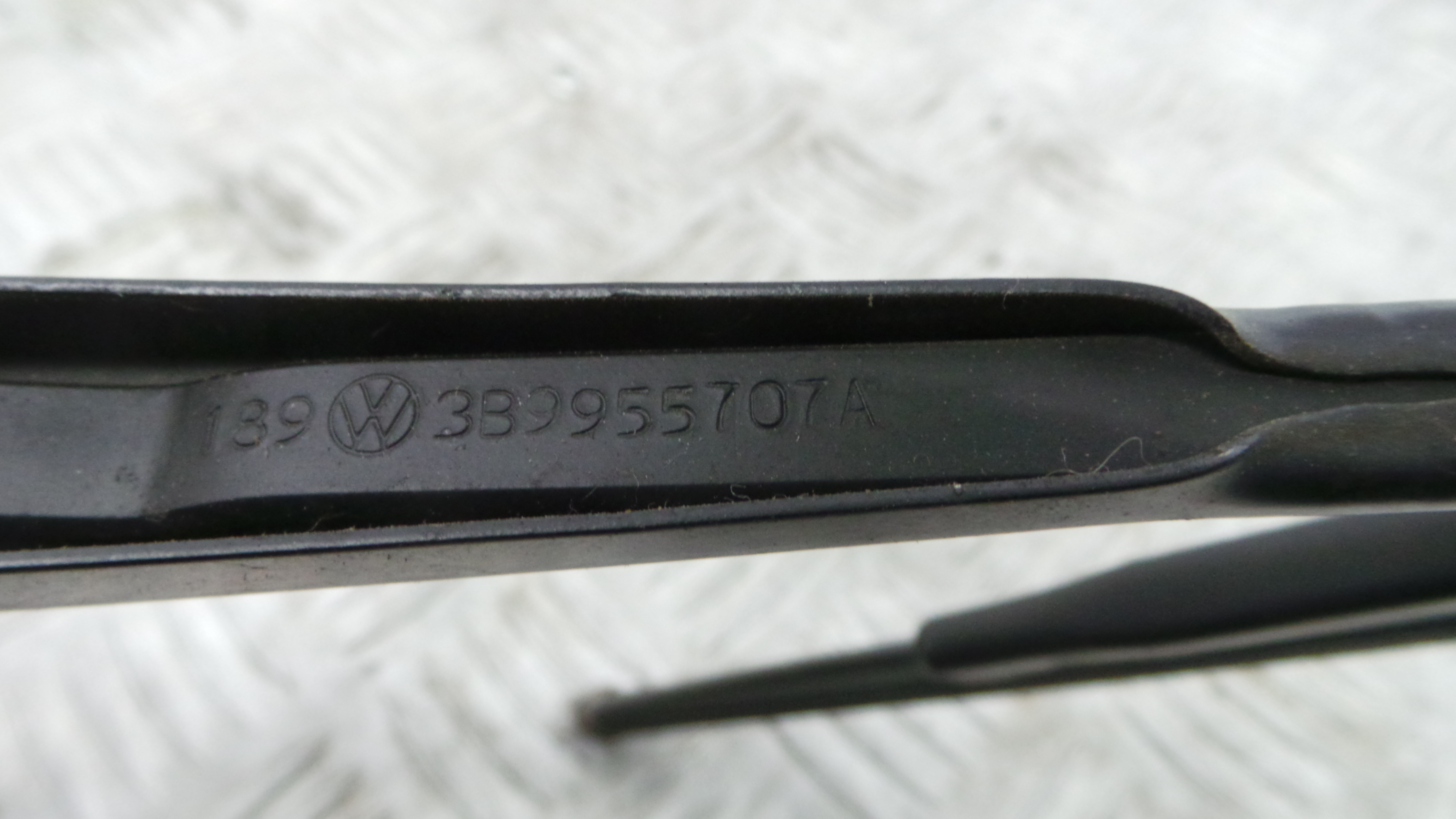 Braço Do Limpa-vidros 3B9955707A - VW PASSAT B5 Estate (3B5), PASSAT B5 Variant (3B5)-38375944