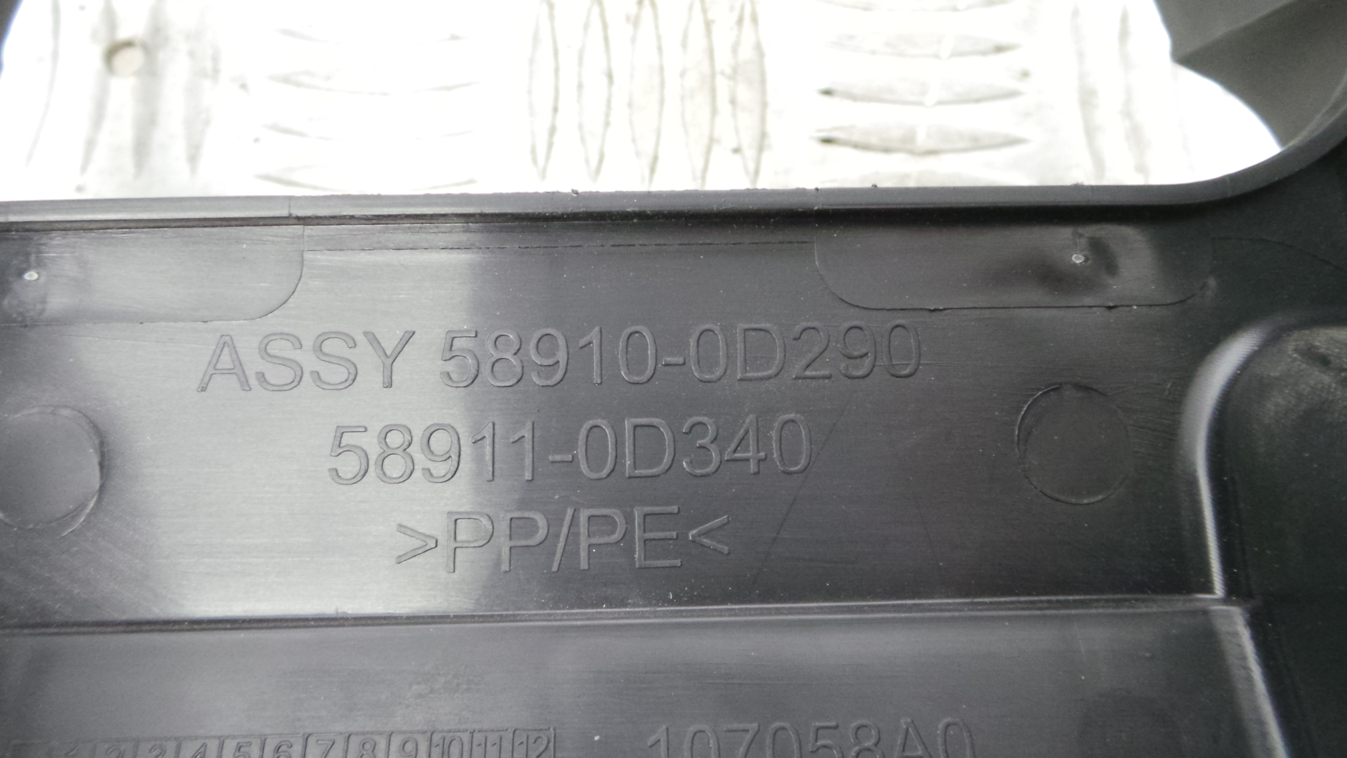 Apoio de Braço Central 58910-0D290 - TOYOTA YARIS (_P15_)-36714495