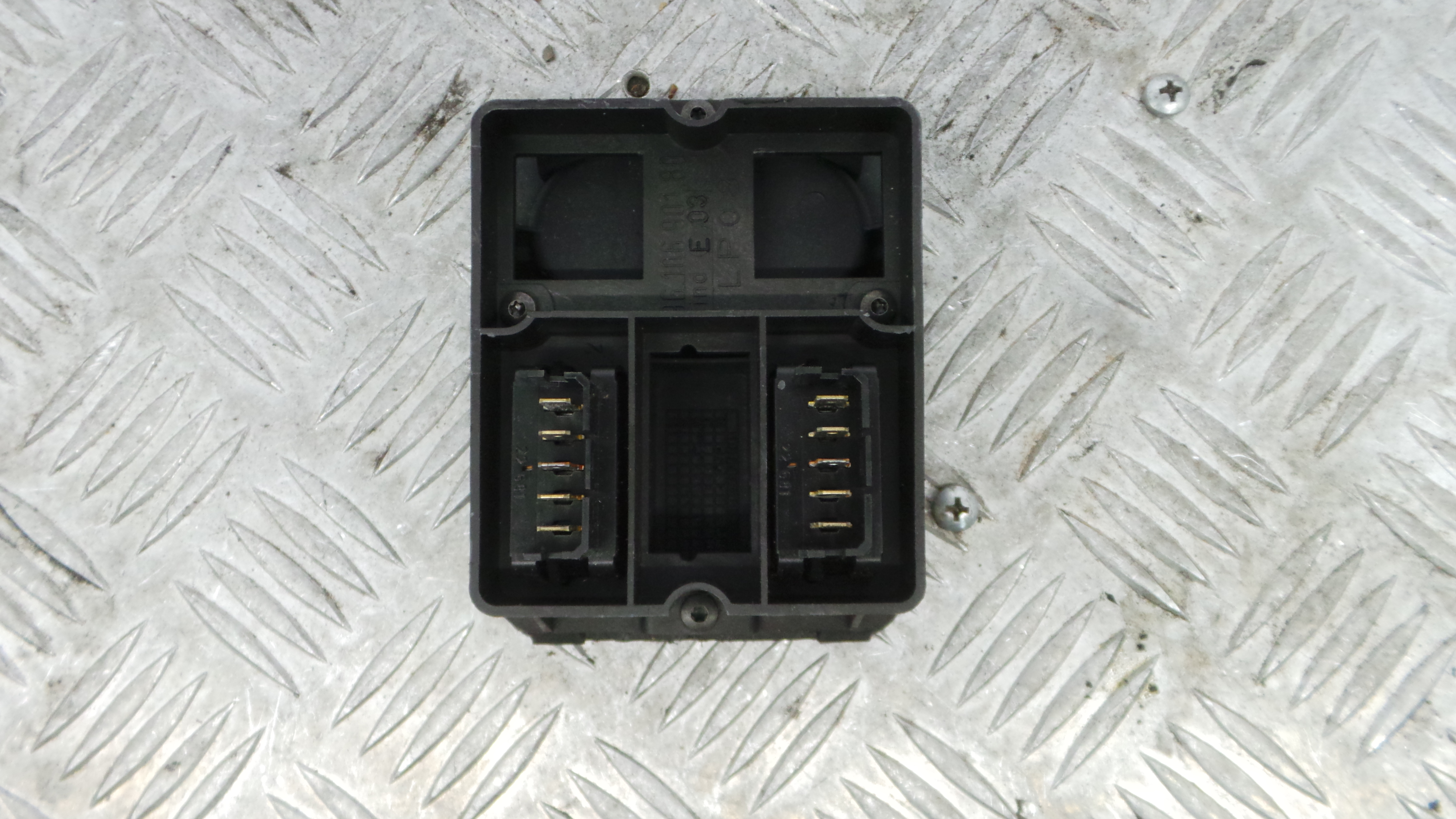 Interruptor / Comando Elevador Vidro Trás Esq 9610690180 - PEUGEOT 306 Break (7E, N3, N5)-36714952