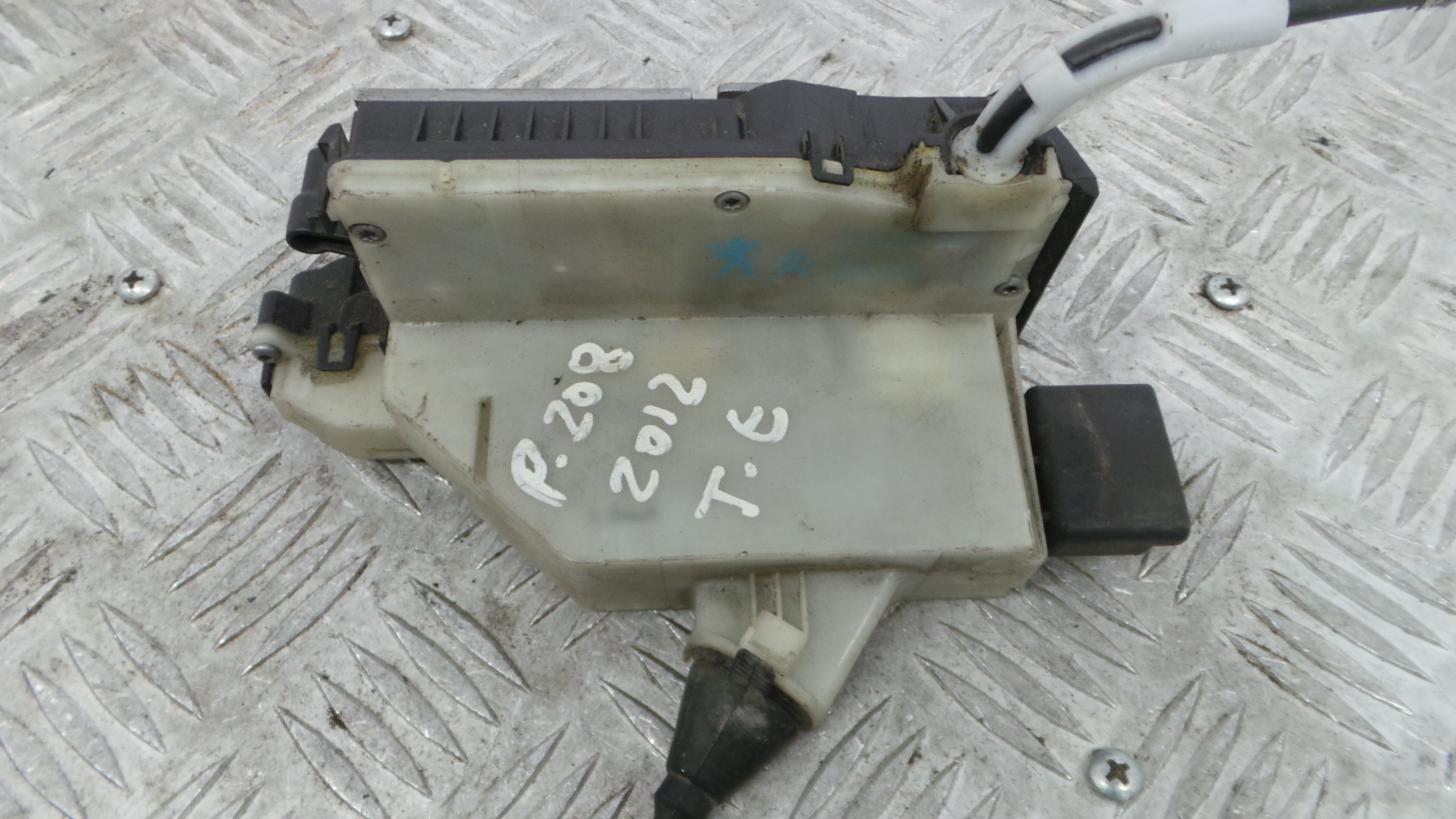 Fecho da Porta Trás Esq 9812501480 - PEUGEOT 208 I (CA_, CC_)-36751009