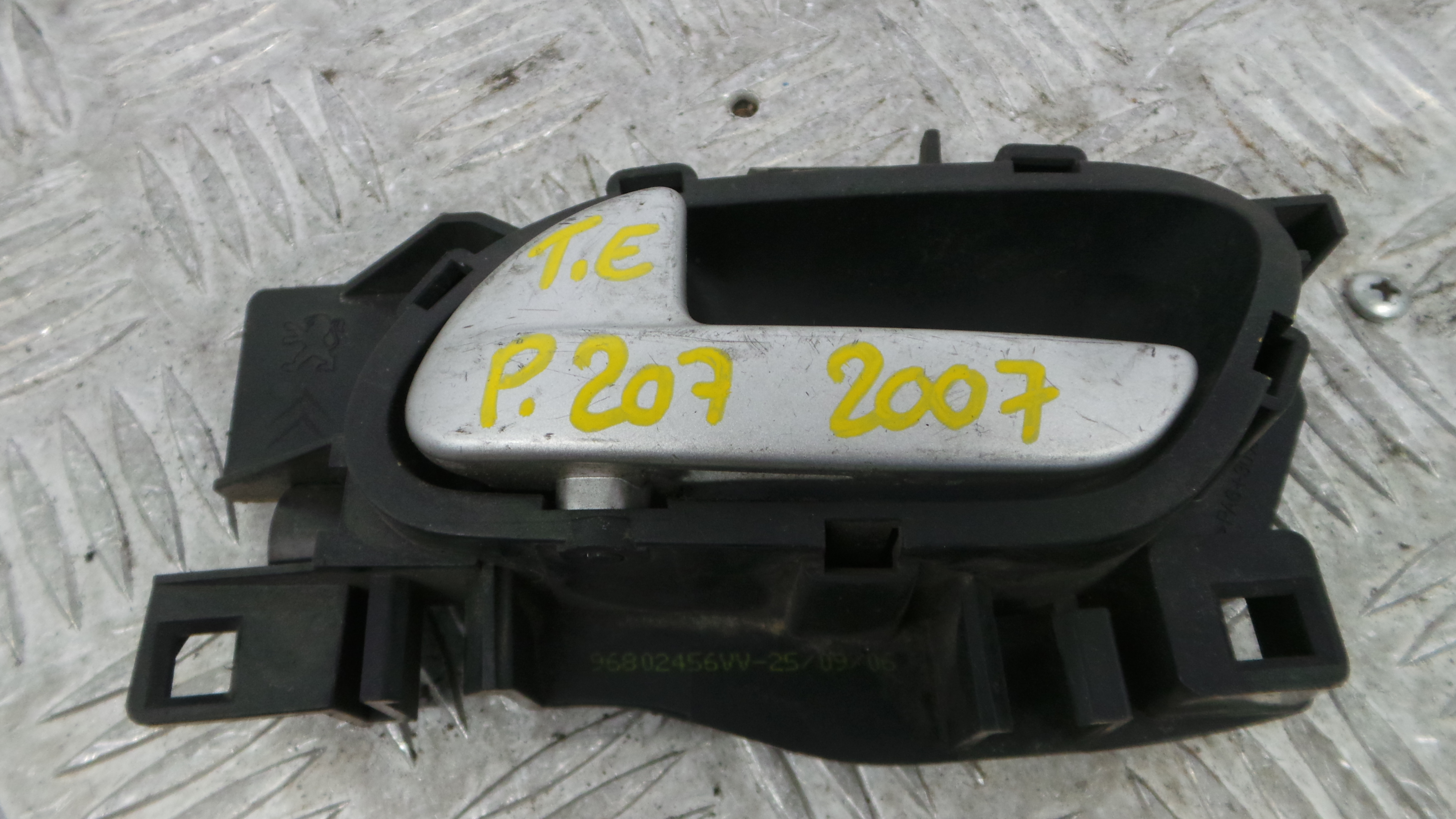 Puxador Interior Traseiro Esquerdo  96802456VV - PEUGEOT 207 (WA_, WC_), 207/207+ (WA_, WC_)-36754705
