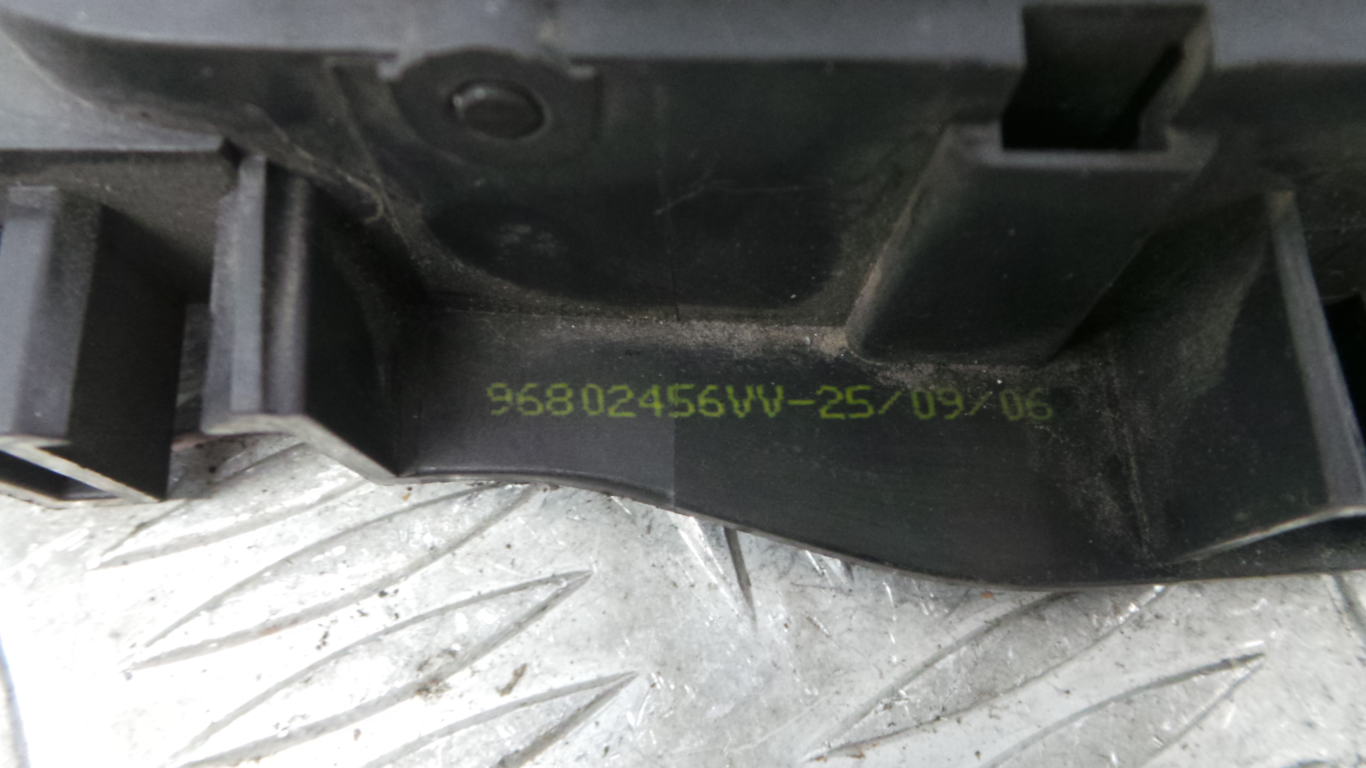 Puxador Interior Traseiro Esquerdo  96802456VV - PEUGEOT 207 (WA_, WC_), 207/207+ (WA_, WC_)-36754705