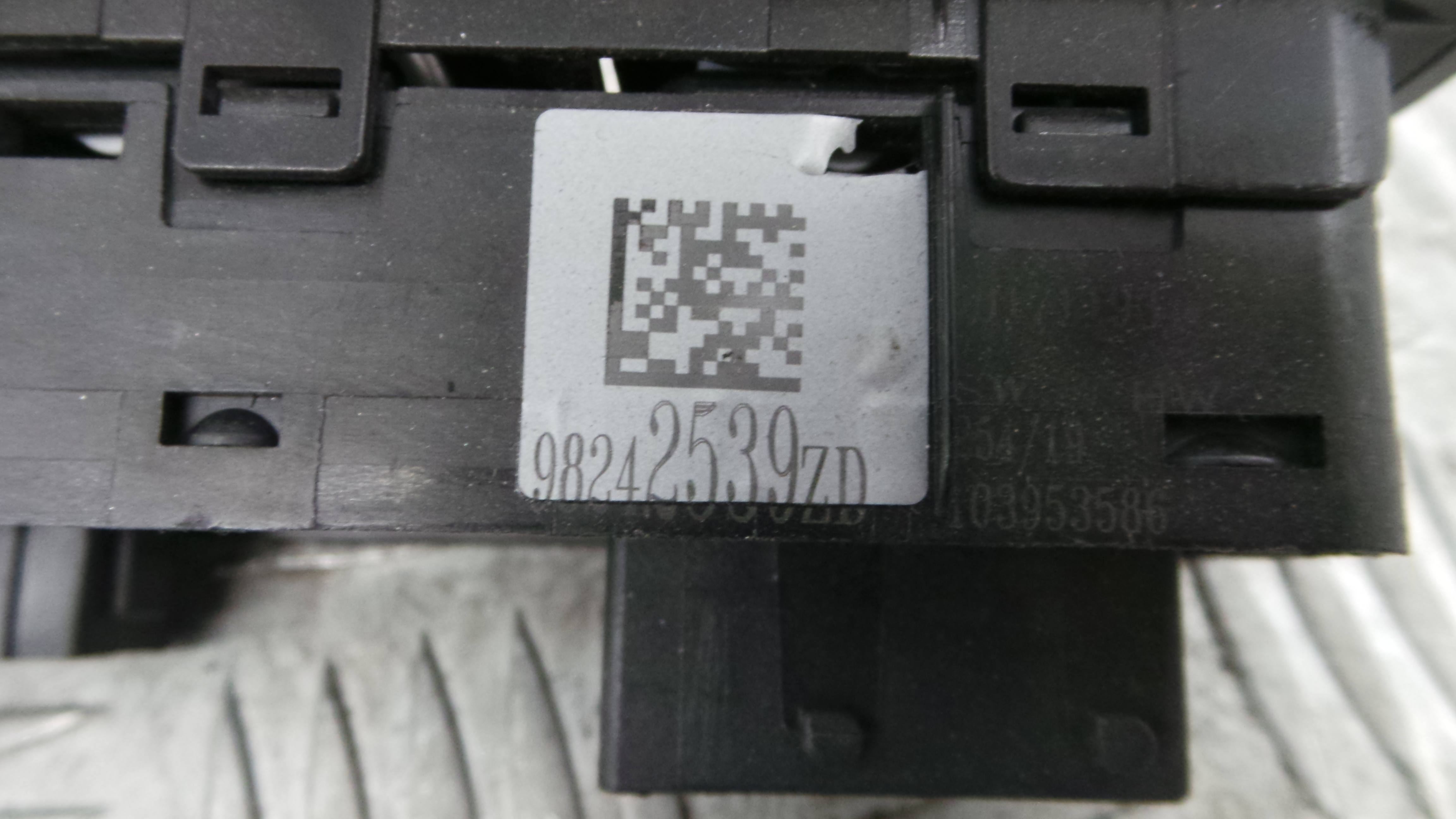 Interruptor / Comando Elevador Vidro Frente Esq  98242539ZD - PEUGEOT 2008 I (CU_)-36755167