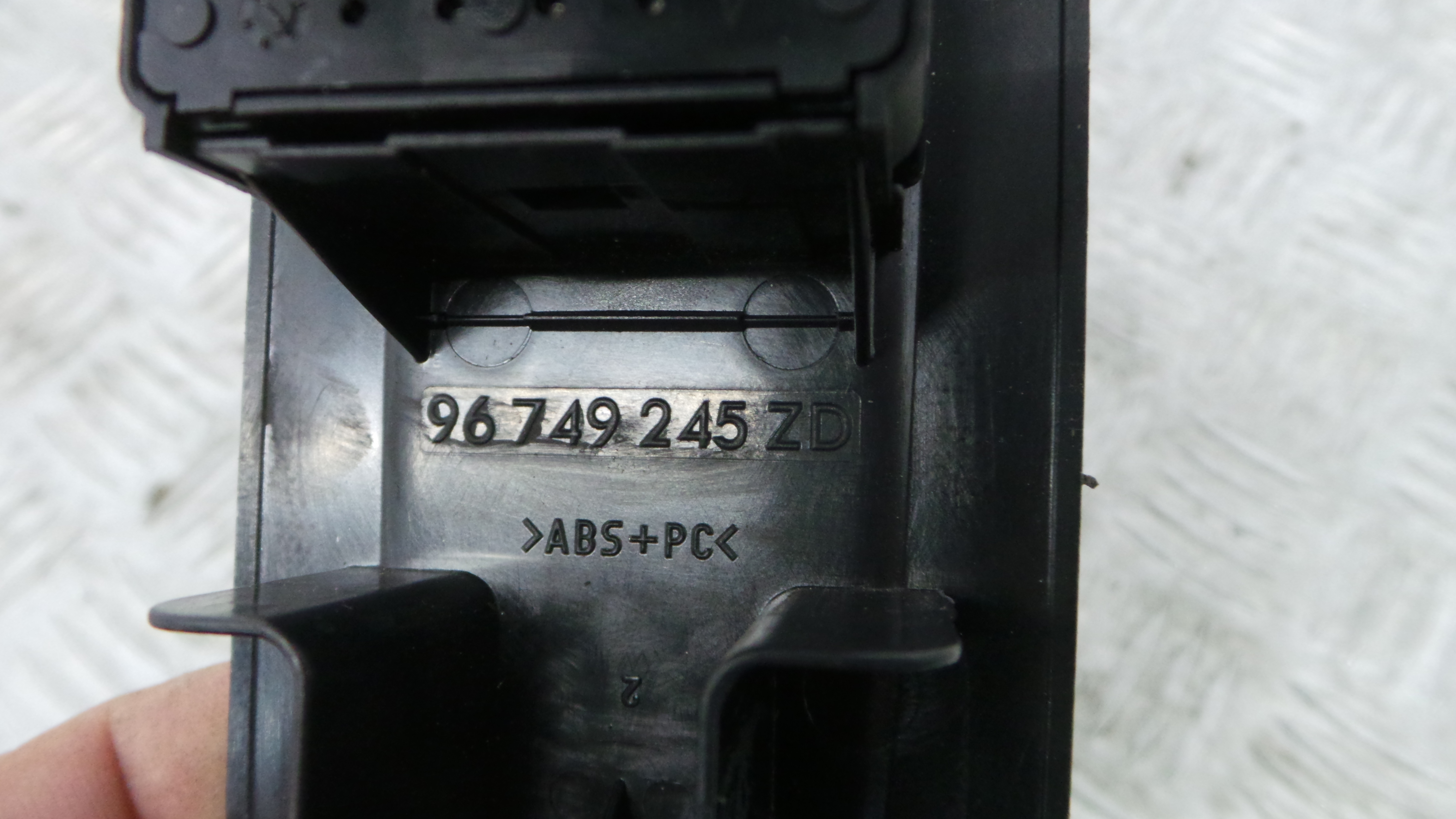 Interruptor / Comando Elevador Vidro Frente Esq 96749245ZD - PEUGEOT 208 I (CA_, CC_)-36756834