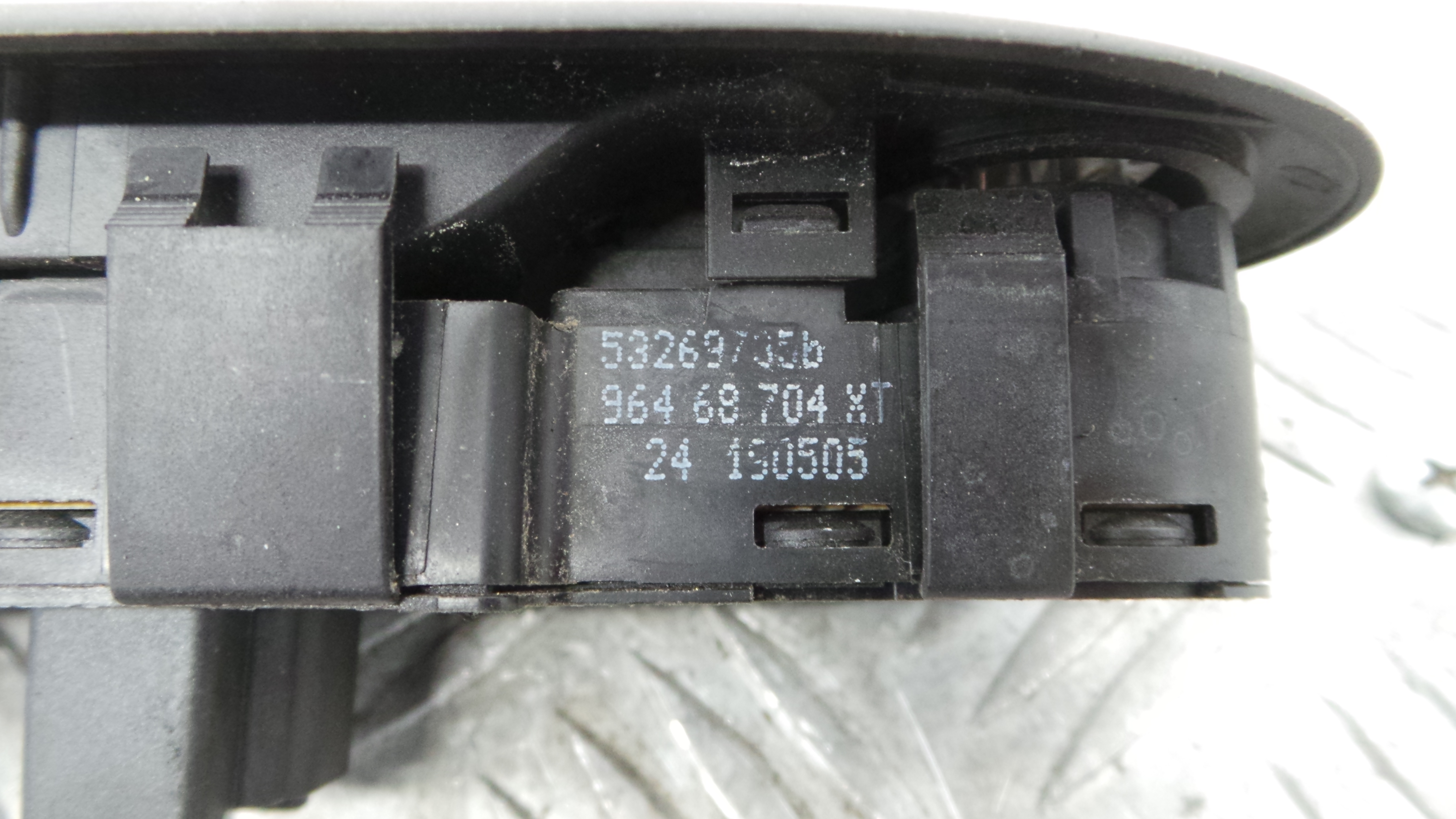 Interruptor / Comando Elevador Vidro Frente Esq 96468704XT - PEUGEOT 407 SW (6E_, 6D_)-36756853