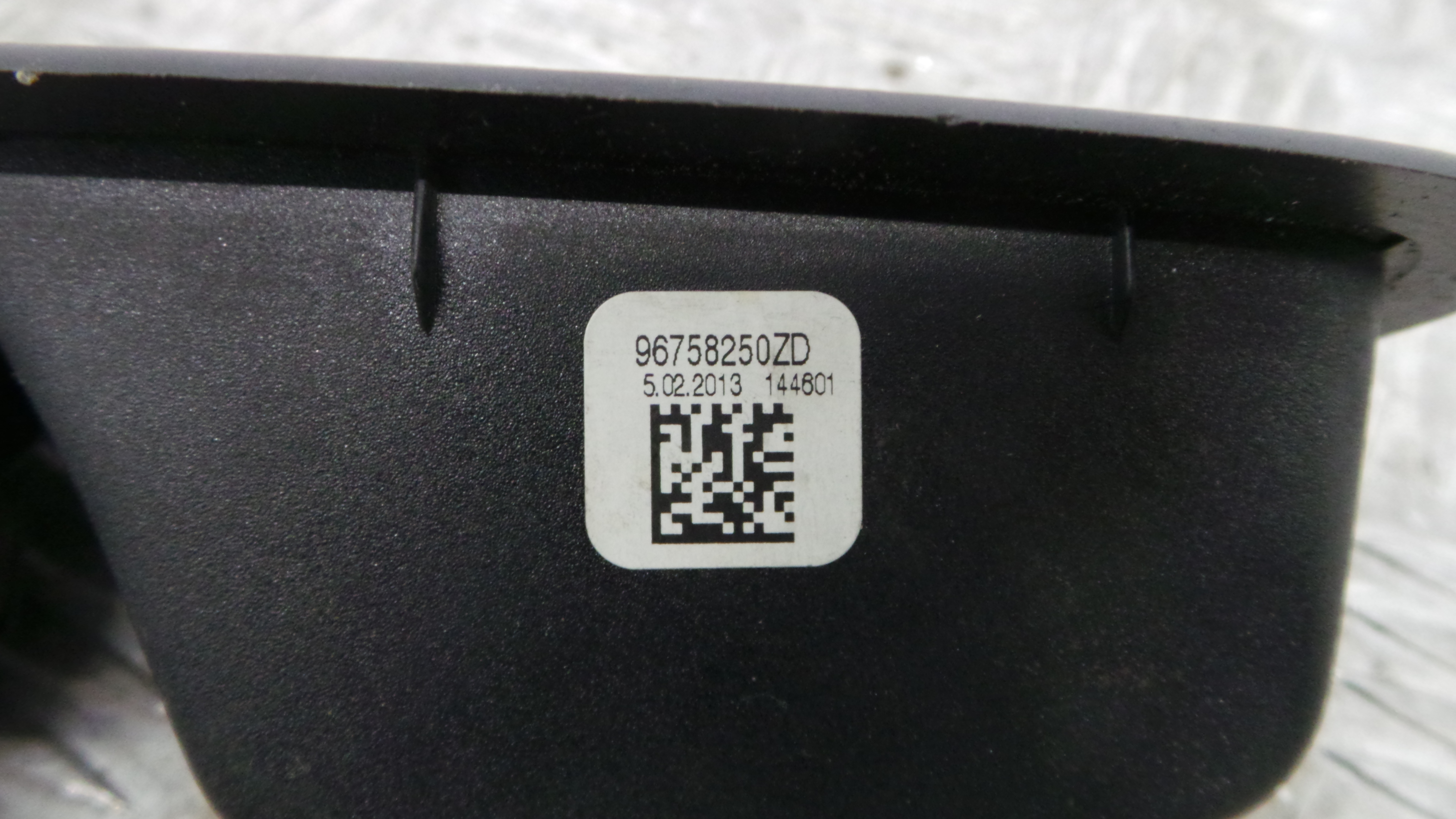 Interruptor / Comando Elevador Vidro Frente Dto 96758250ZD - PEUGEOT 208 I (CA_, CC_)-36757118