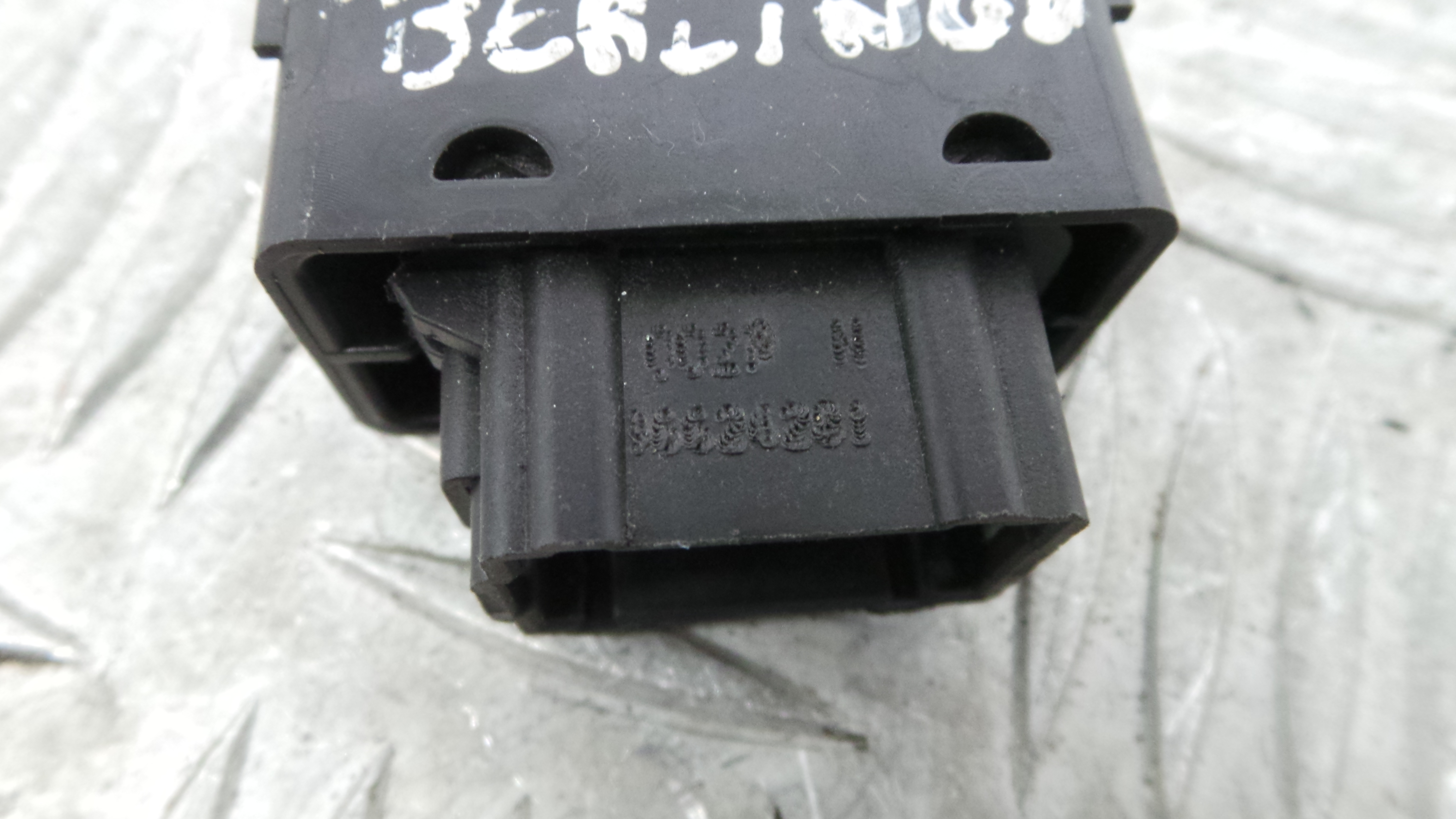Interruptor / Comando Elevador Vidro Frente Dto  96624281 - CITROËN BERLINGO Caixa/monovolume (B9)-36757253