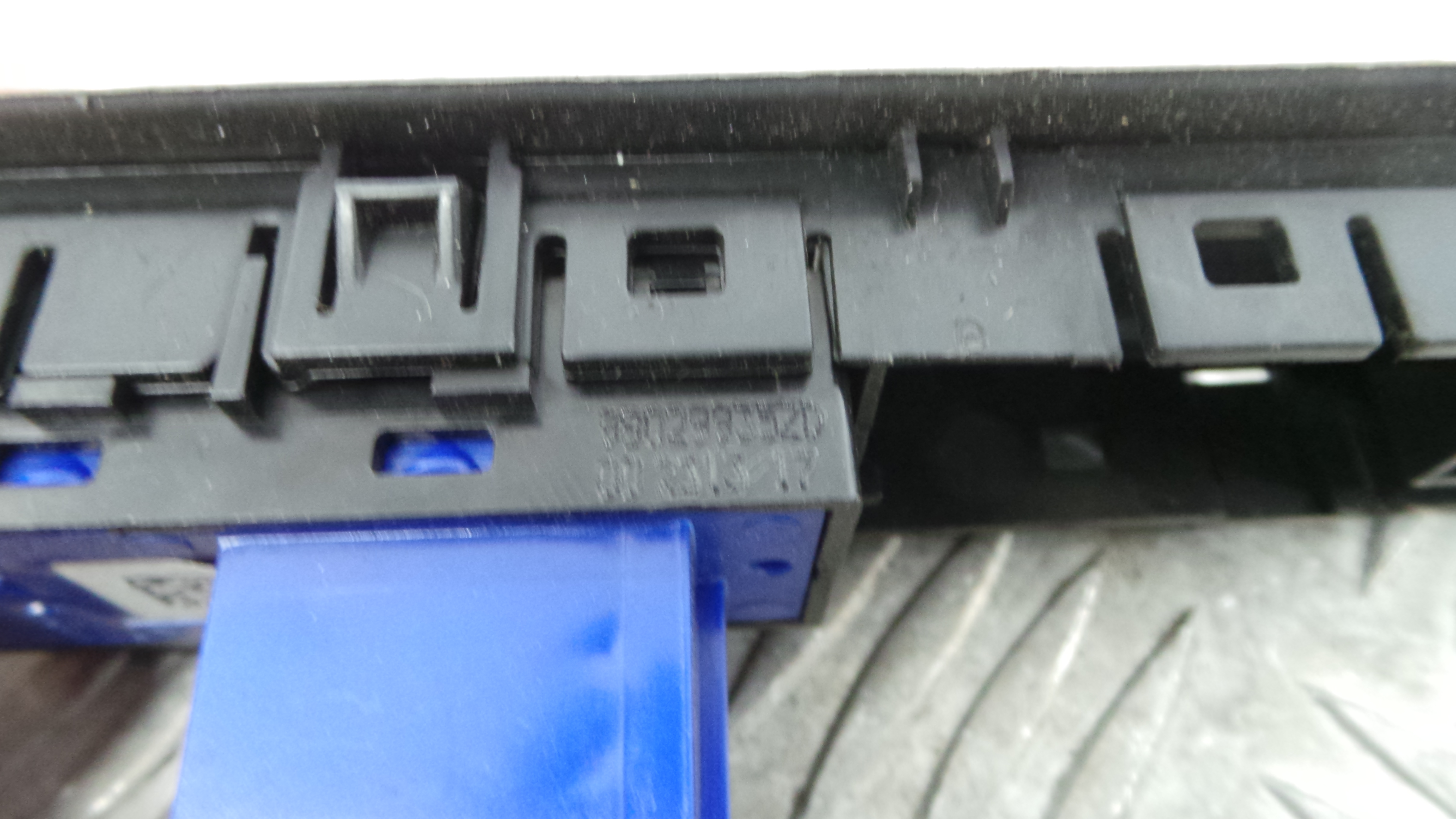 Comando Multifunções 9677059077 - PEUGEOT 208 I (CA_, CC_)-36758425