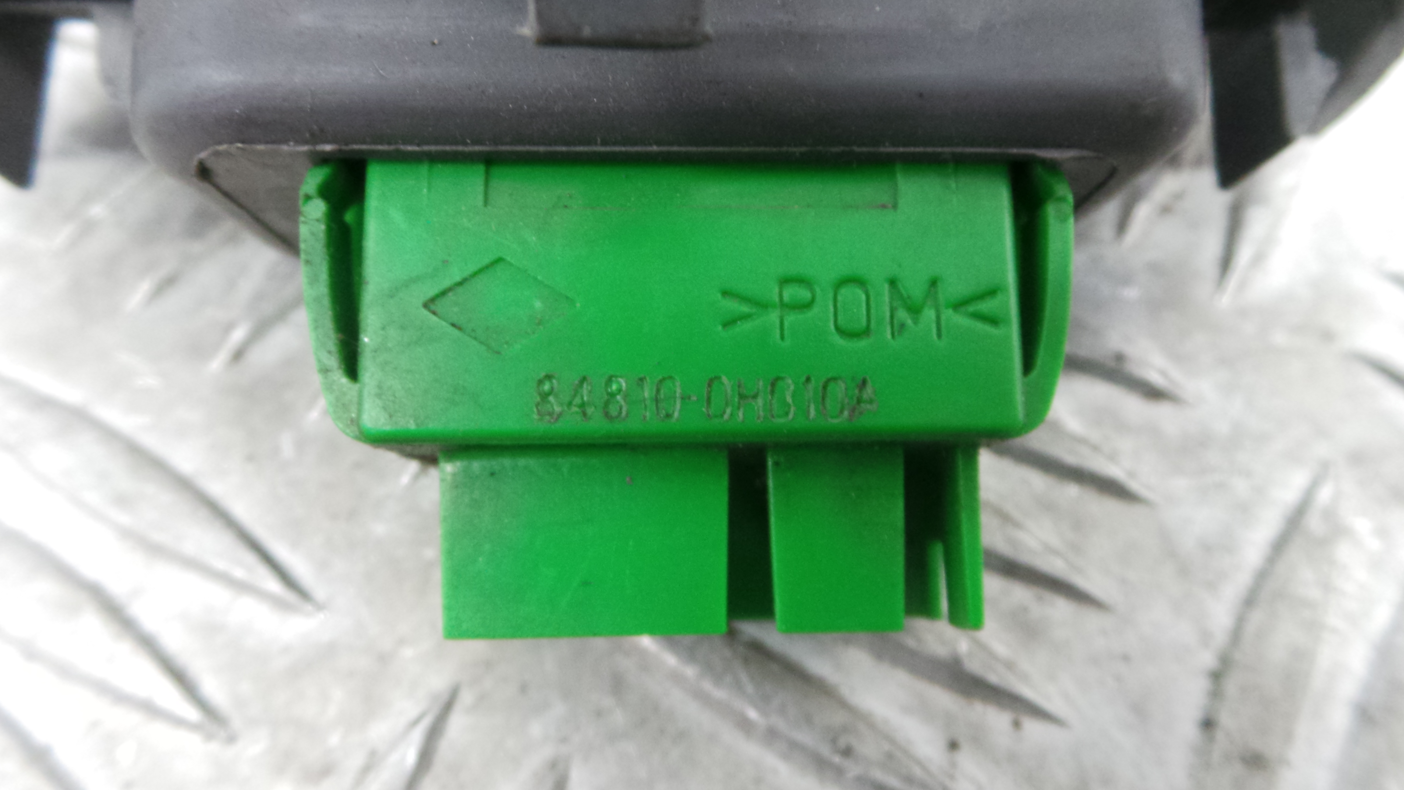 Interruptor / Comando Elevador Vidro Frente Esq  84810-0H010A - PEUGEOT 107 (PM_, PN_)-36758442