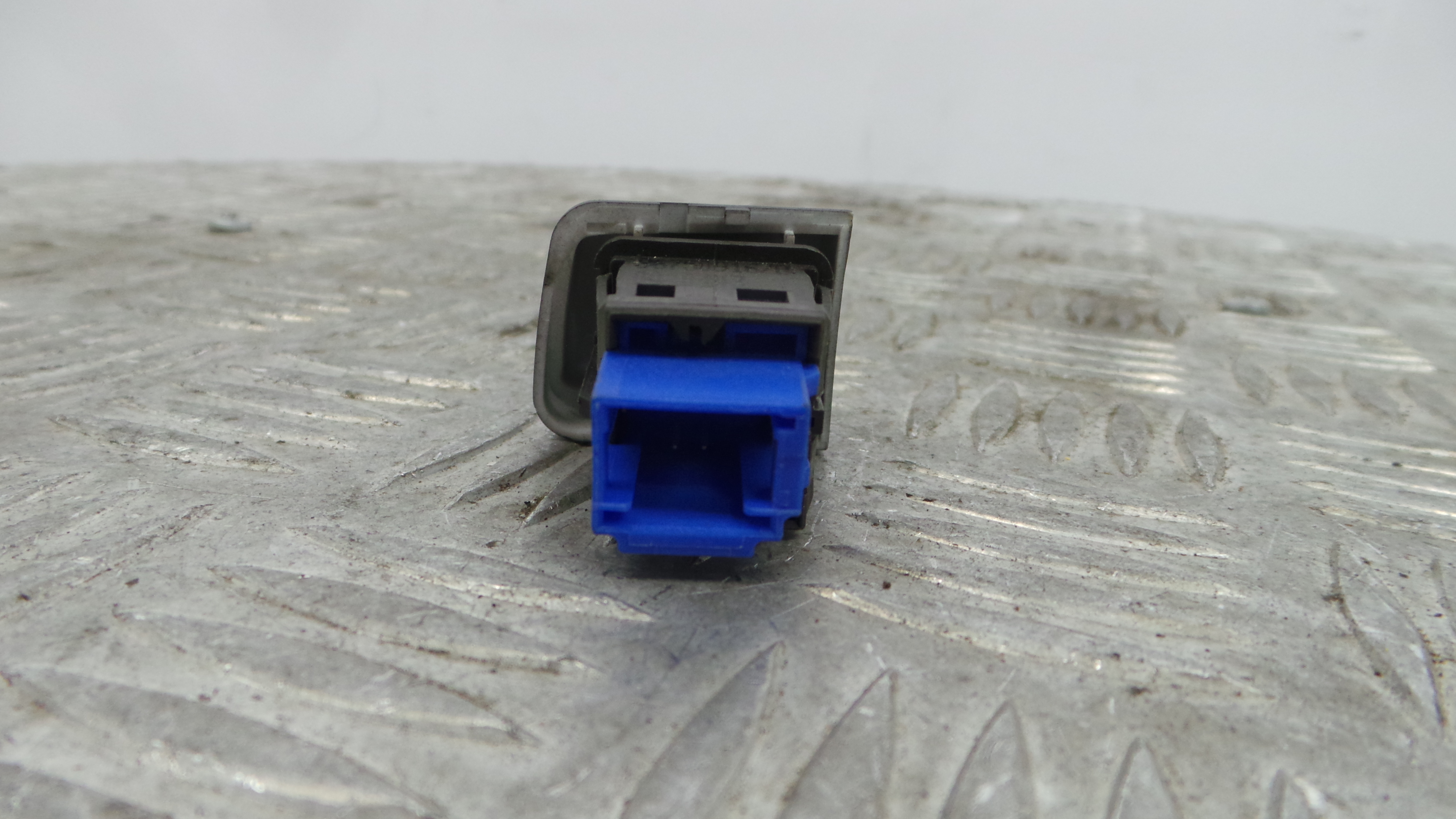 warning 4 piscas 96750916ZD - PEUGEOT 208 I (CA_, CC_)-36762485