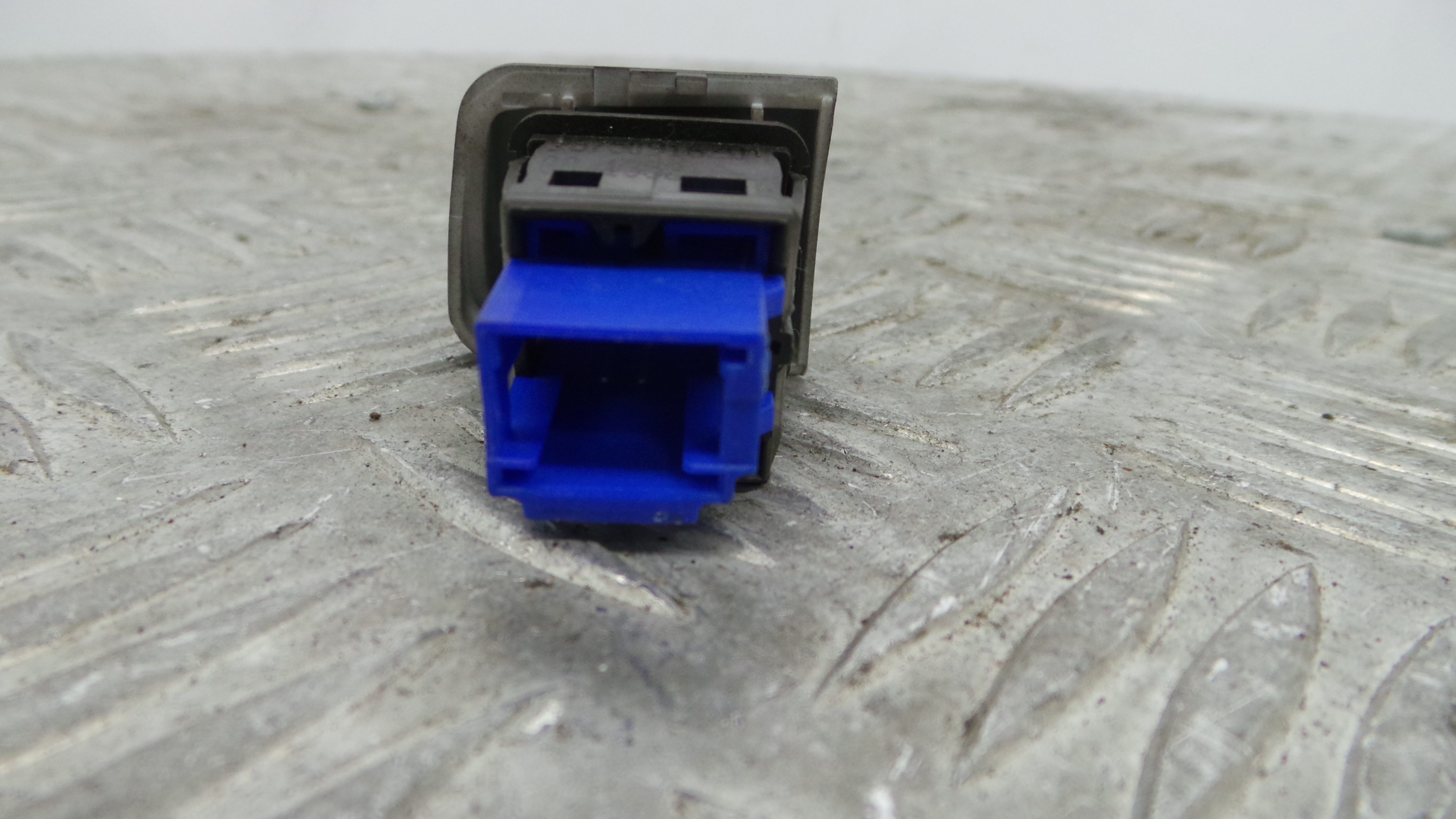 warning 4 piscas 96750916ZD - PEUGEOT 208 I (CA_, CC_)-36762522