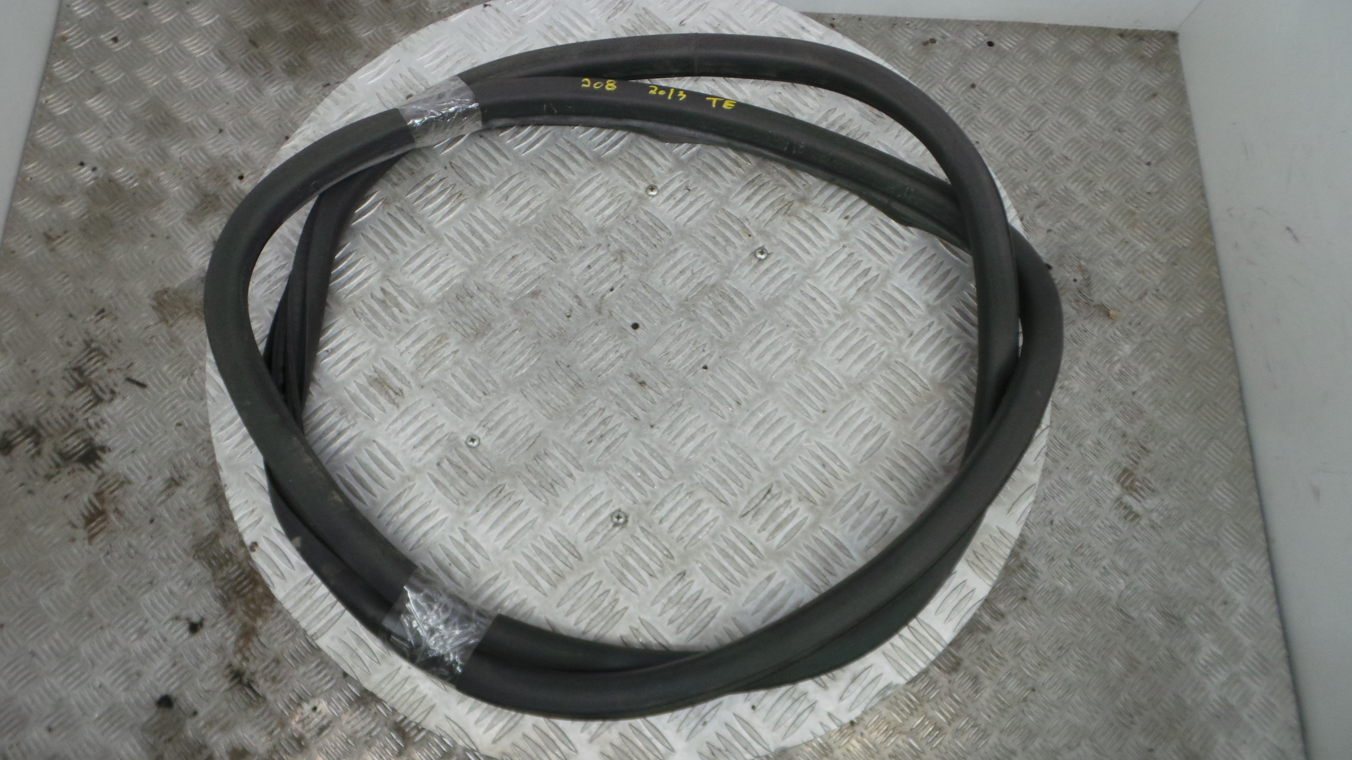 Borracha Porta Tras Esquerda 9673170080 - PEUGEOT 208 I (CA_, CC_)-36780803