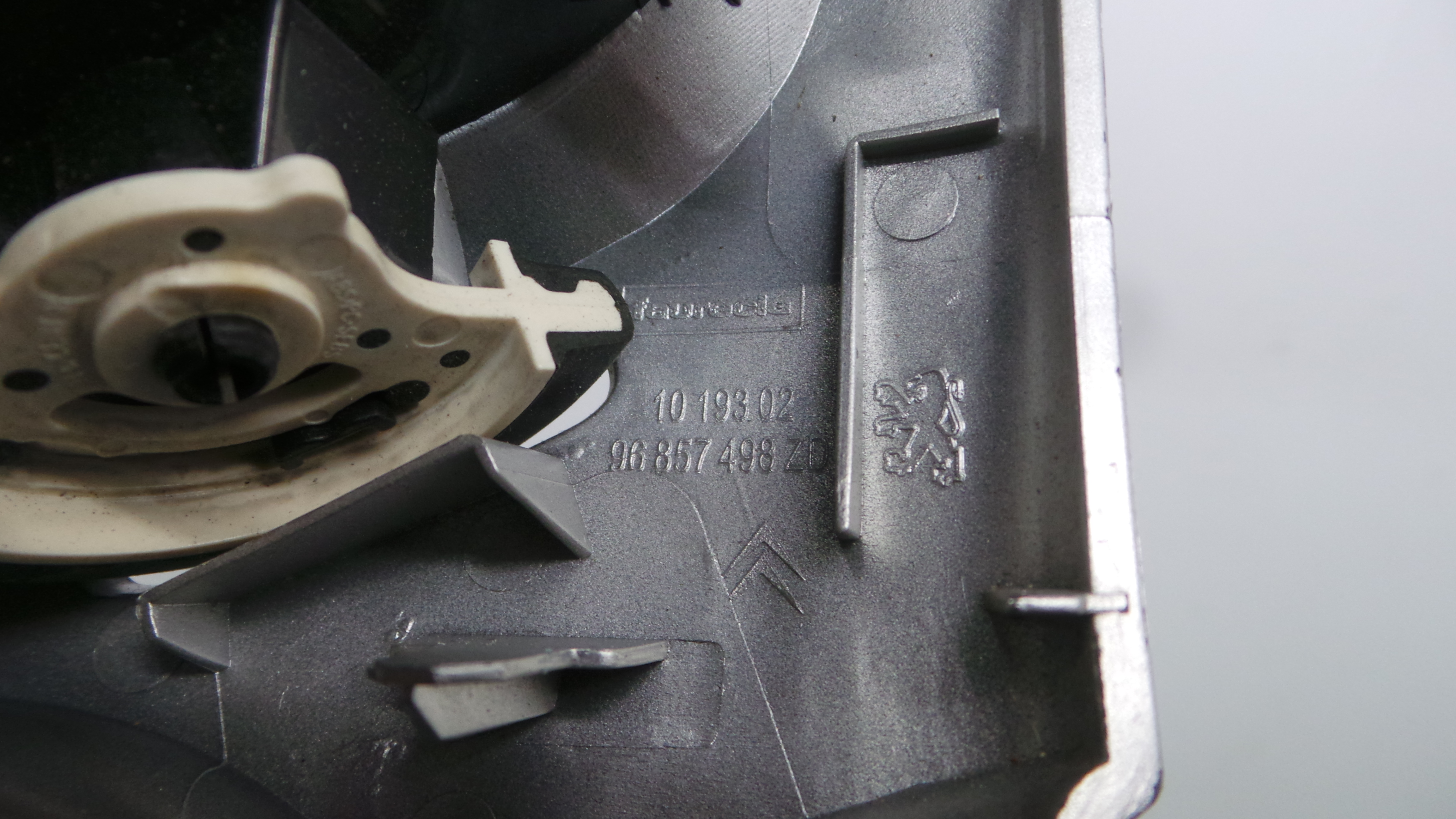 Grelha da Sofagem 96857498ZD - CITROËN C3 II (SC_)-36781540