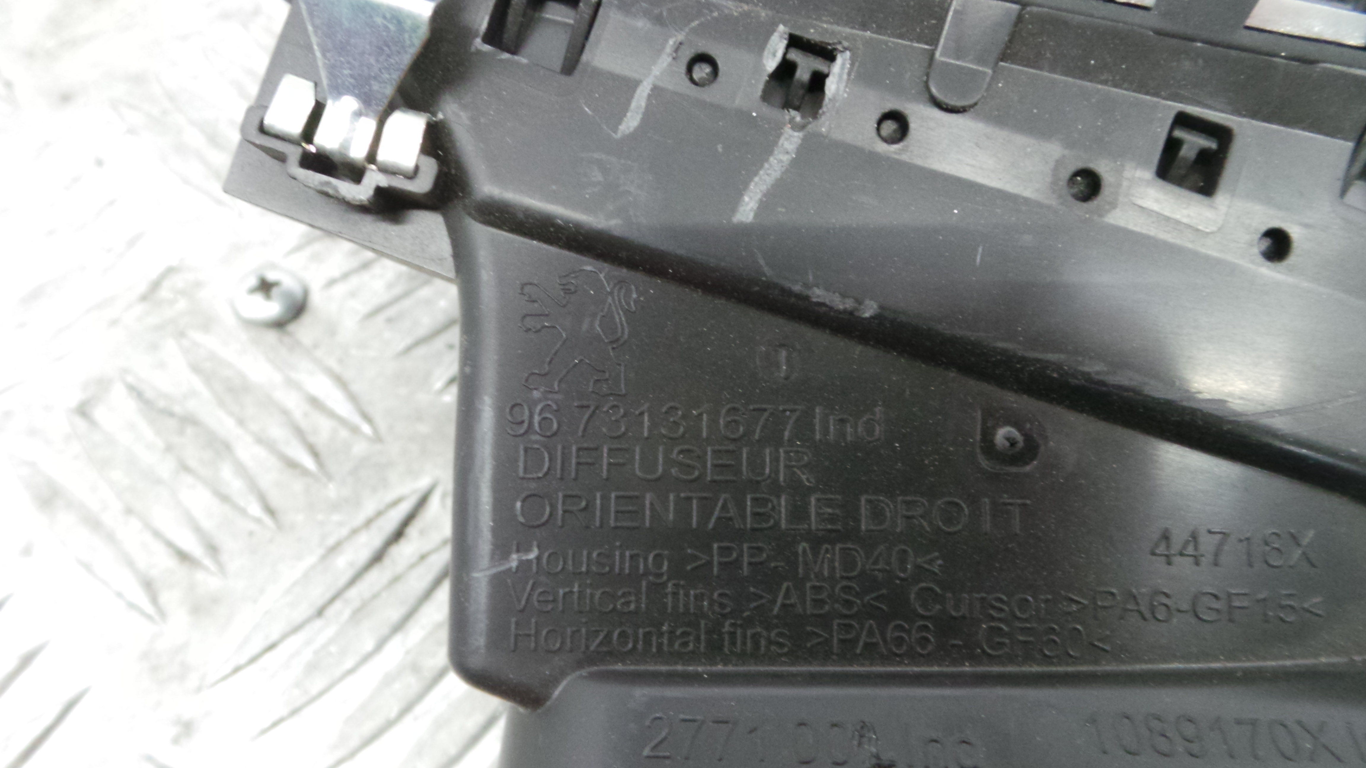 Grelha da Sofagem  9673131677 - PEUGEOT 208 I (CA_, CC_)-36781587