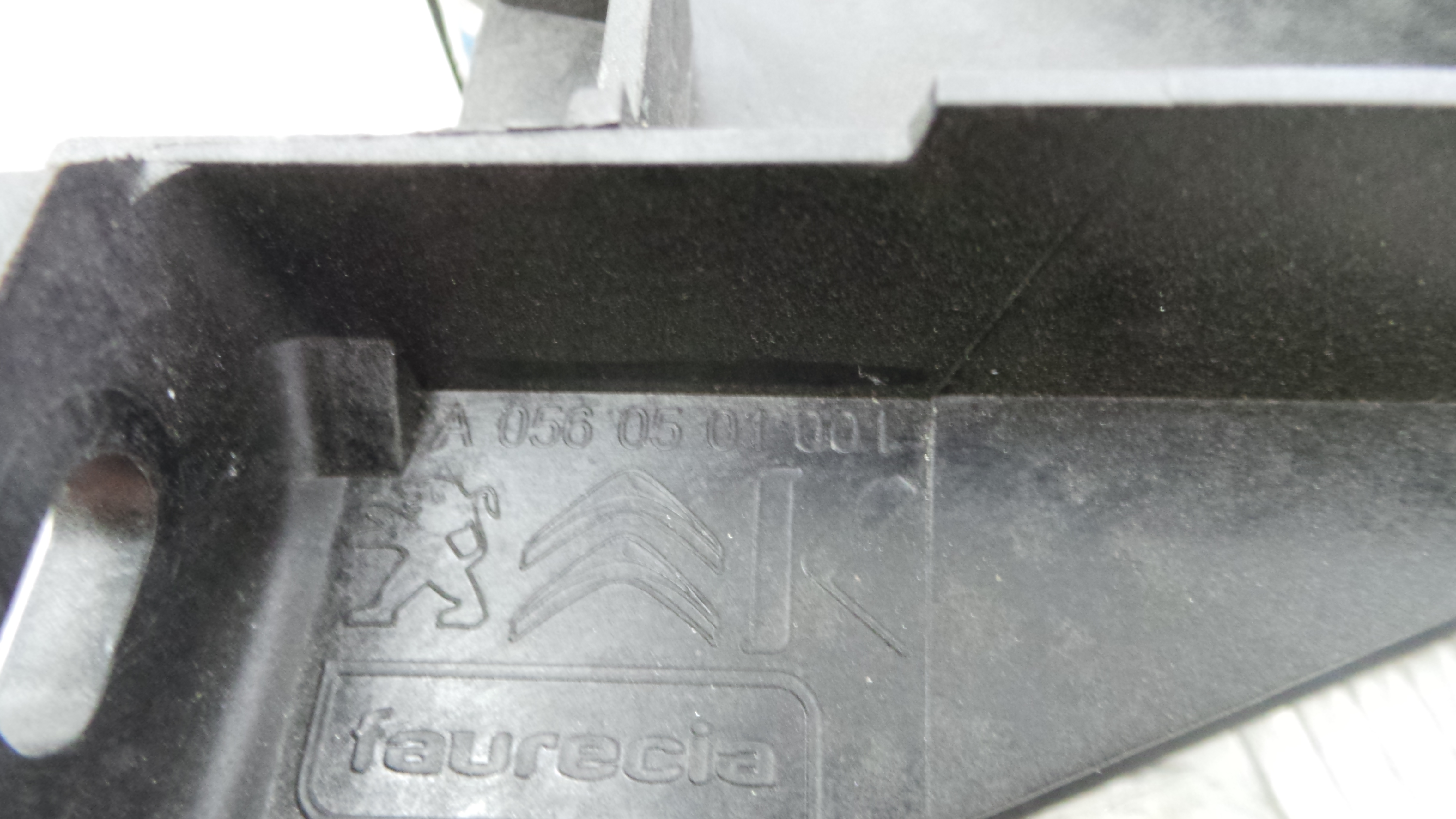 Apoio de Braço Central A0560501001 - CITROËN C3 II (SC_)-36896356