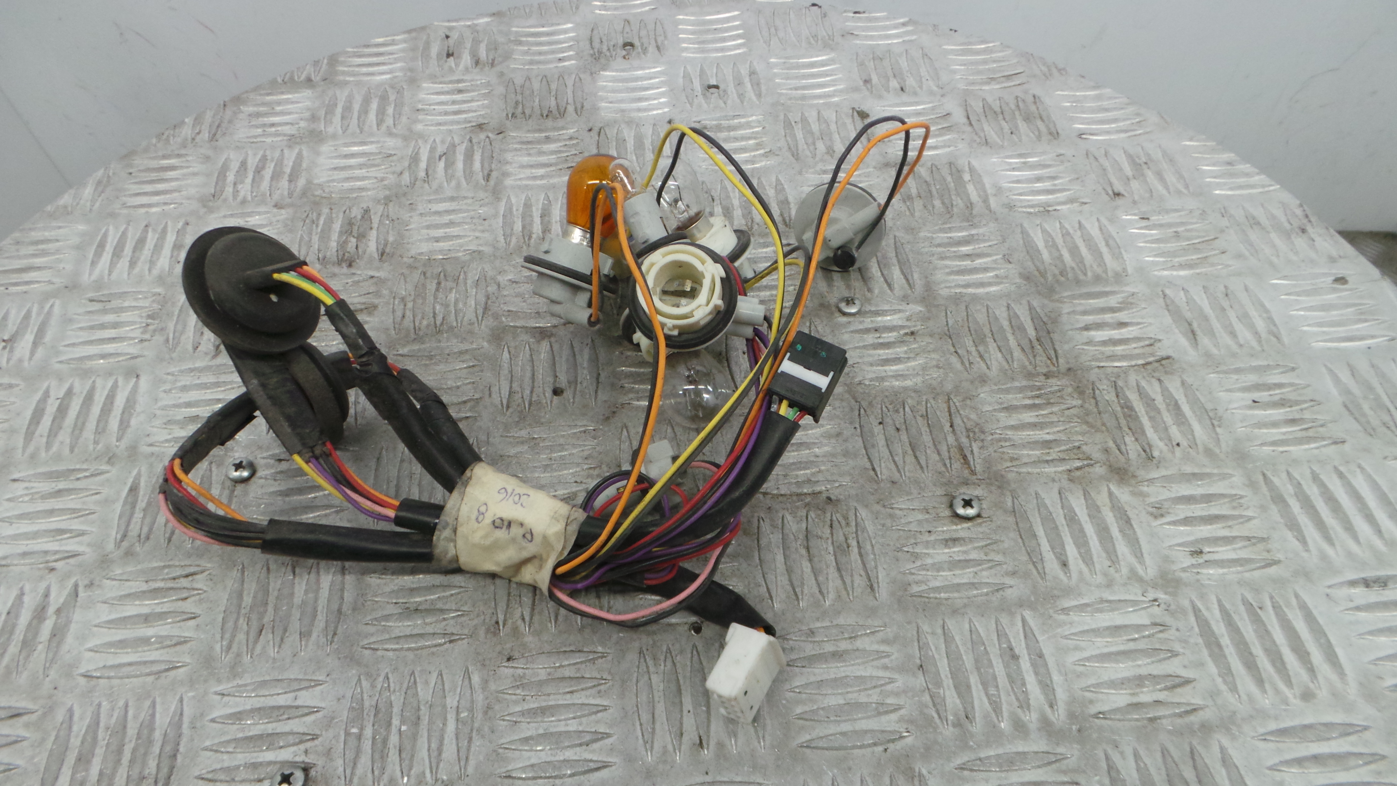 Suporte Lampadas Tras Esquerdo  - PEUGEOT 108-36897242