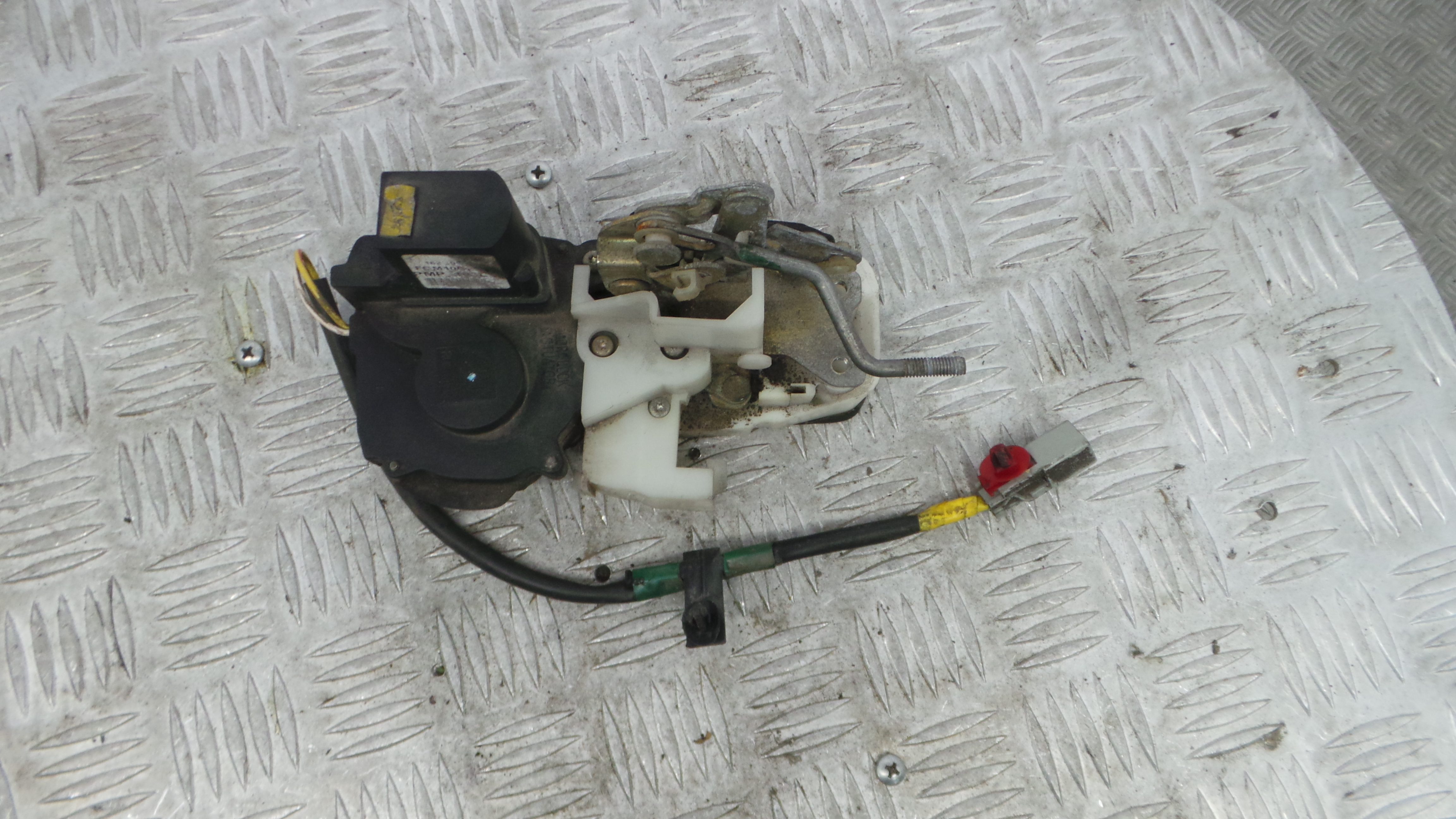 Fecho da Porta Trás Esq FUB103280 - ROVER 45 I Hatchback (RT)-36901258