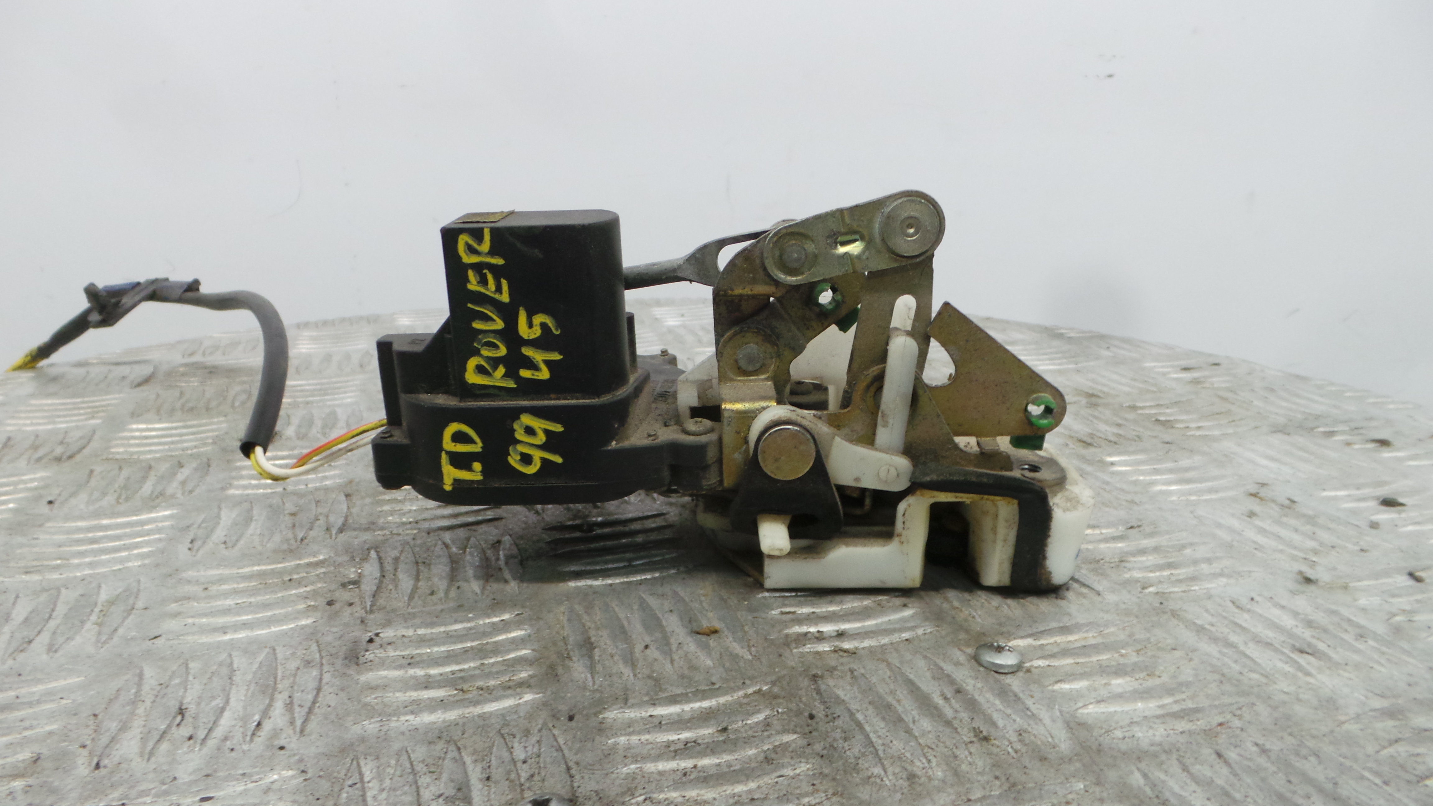 Fecho da Porta Trás Dto CWC102200 - ROVER 45 I Hatchback (RT)-36901262 Fecho da Porta Trás Dto CWC102200 - ROVER 45 I Hatchback (RT)-36901262