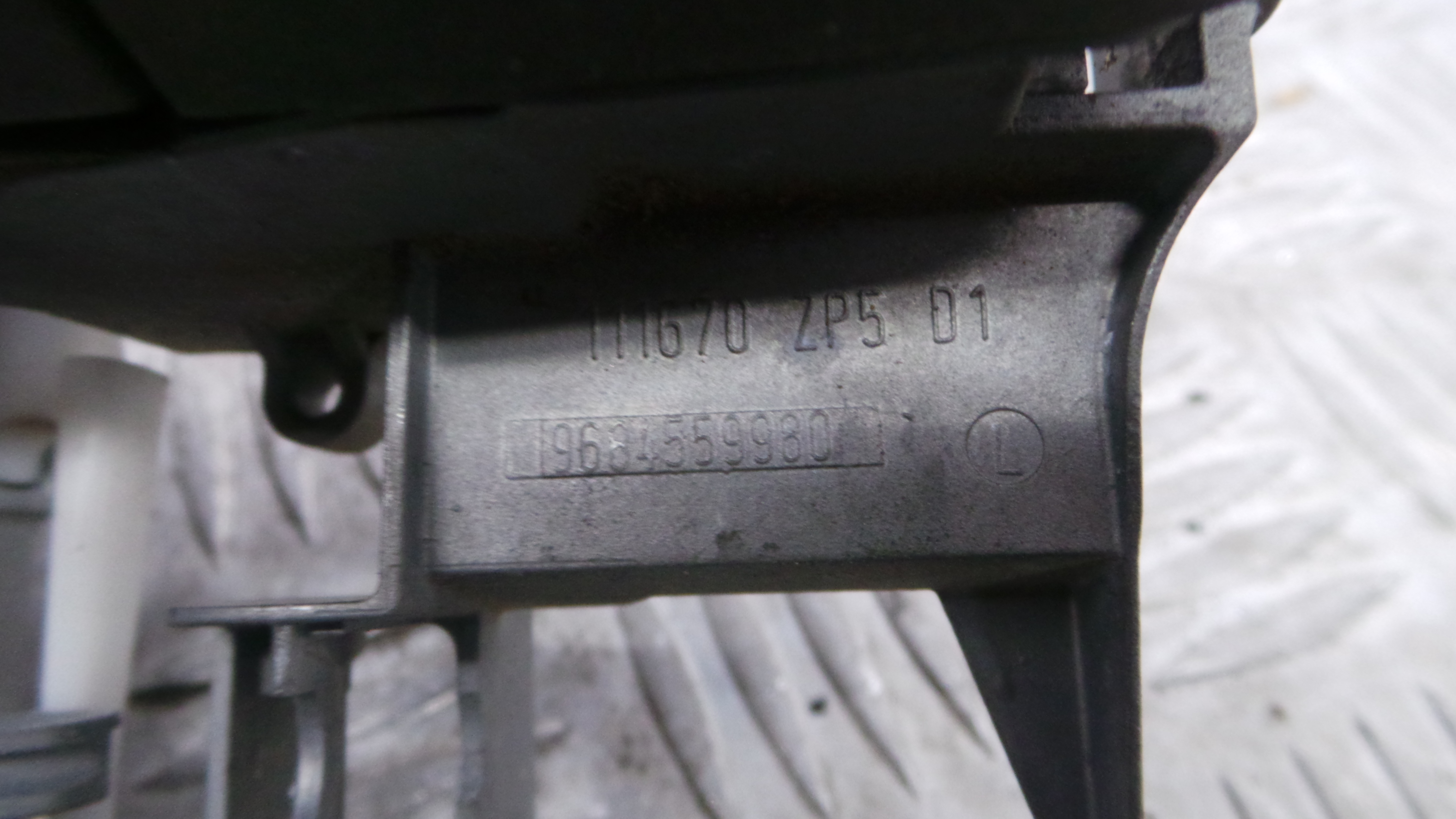 Puxador Exterior Frente Direita  9684559980 - CITROËN C3 II (SC_)-36902388