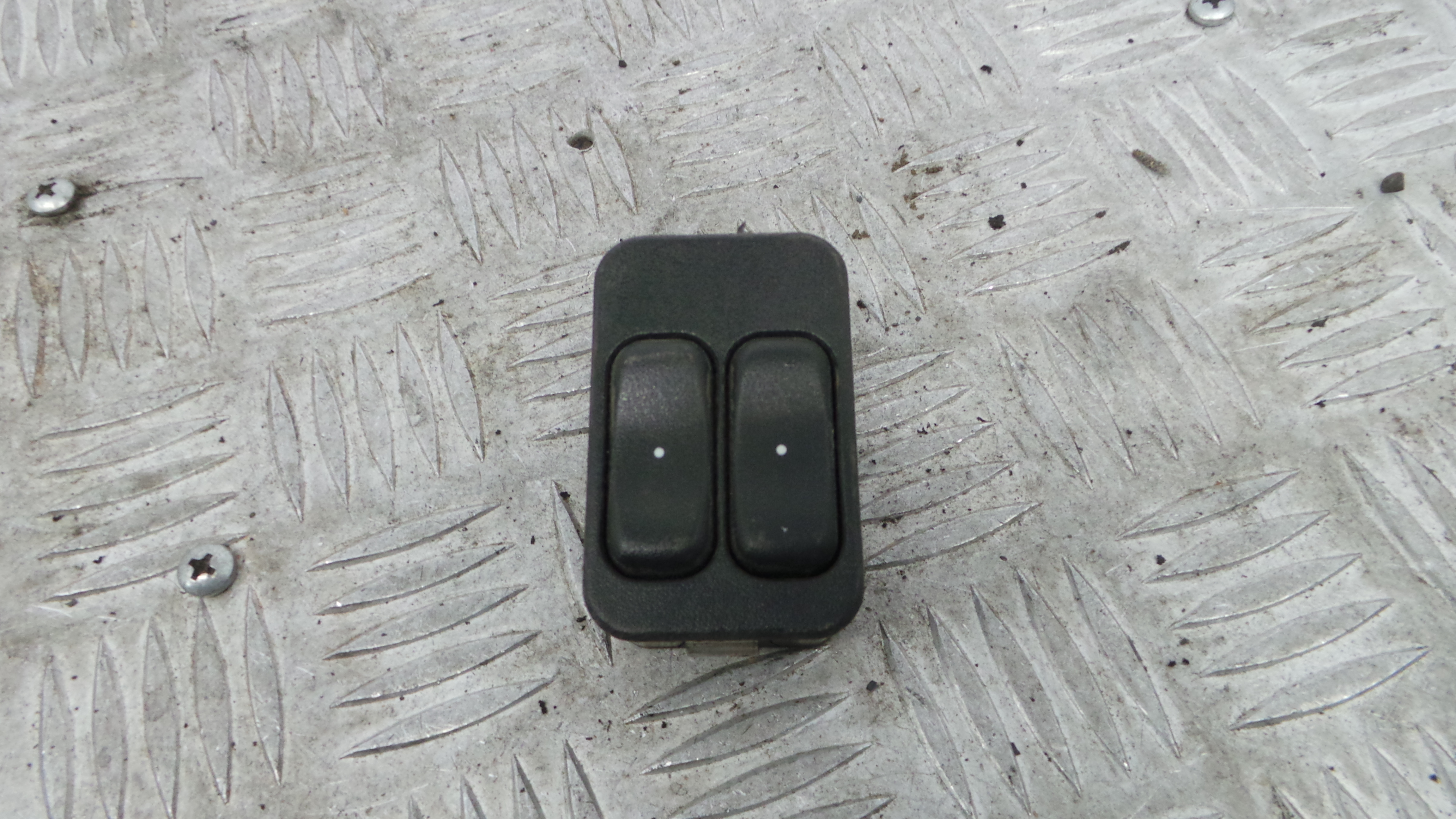 Interruptor / Comando Elevador Vidro Frente Esq  24409205 - OPEL CORSA C (X01)-37076864