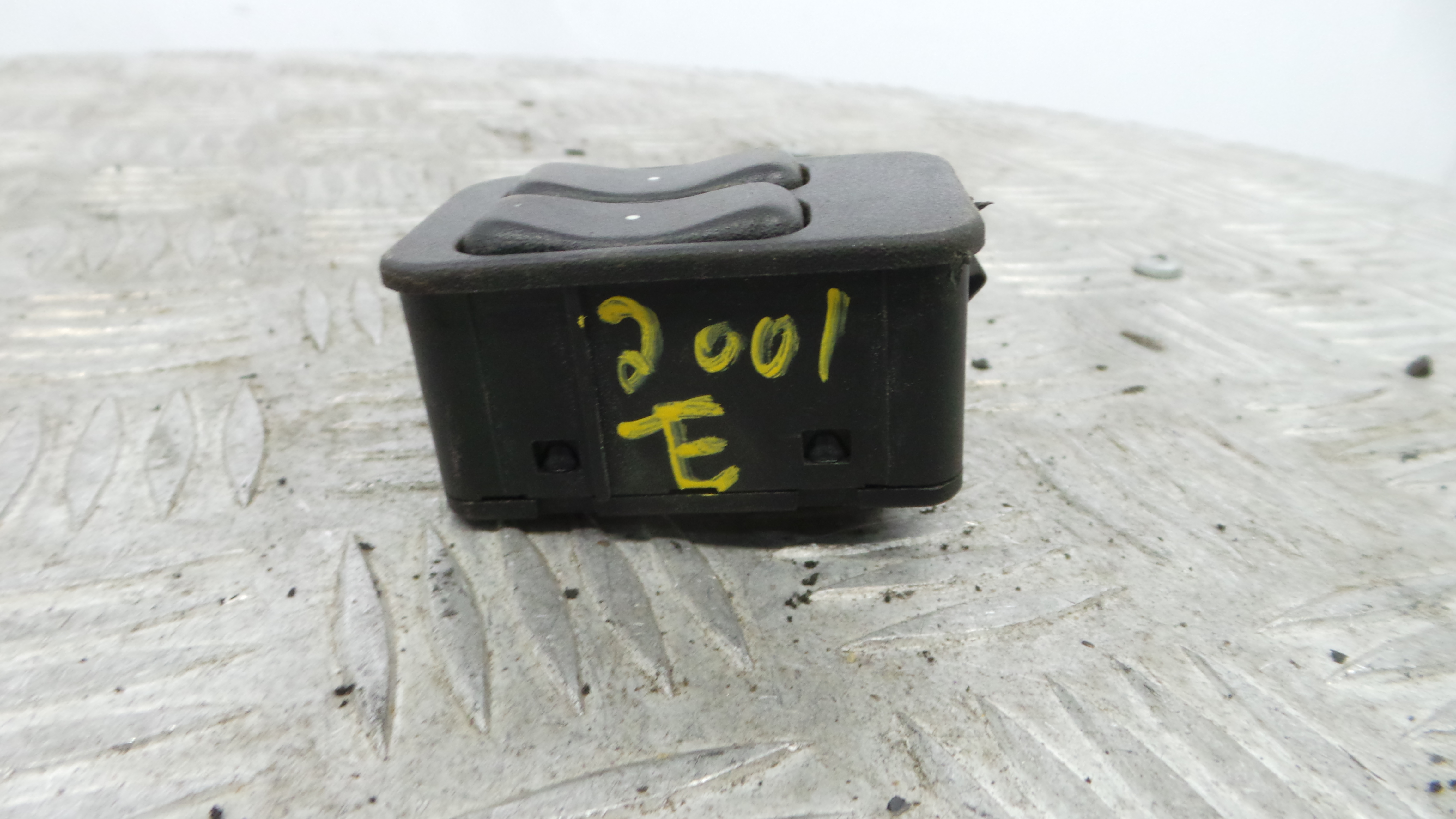 Interruptor / Comando Elevador Vidro Frente Esq  24409205 - OPEL CORSA C (X01)-37076864