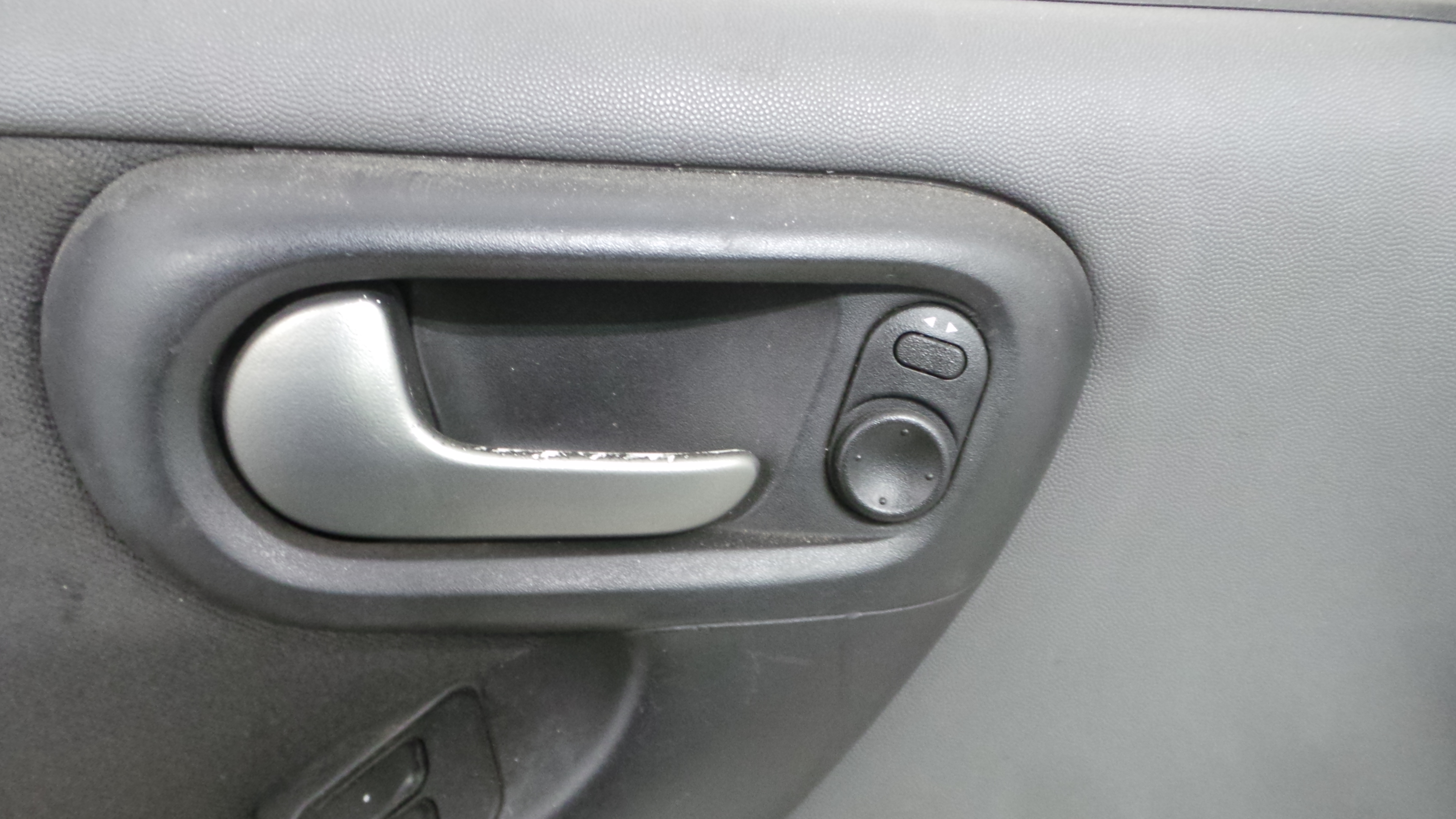 Puxador Interior Frente Esquerdo 13104274 - OPEL CORSA C (X01)-36905460