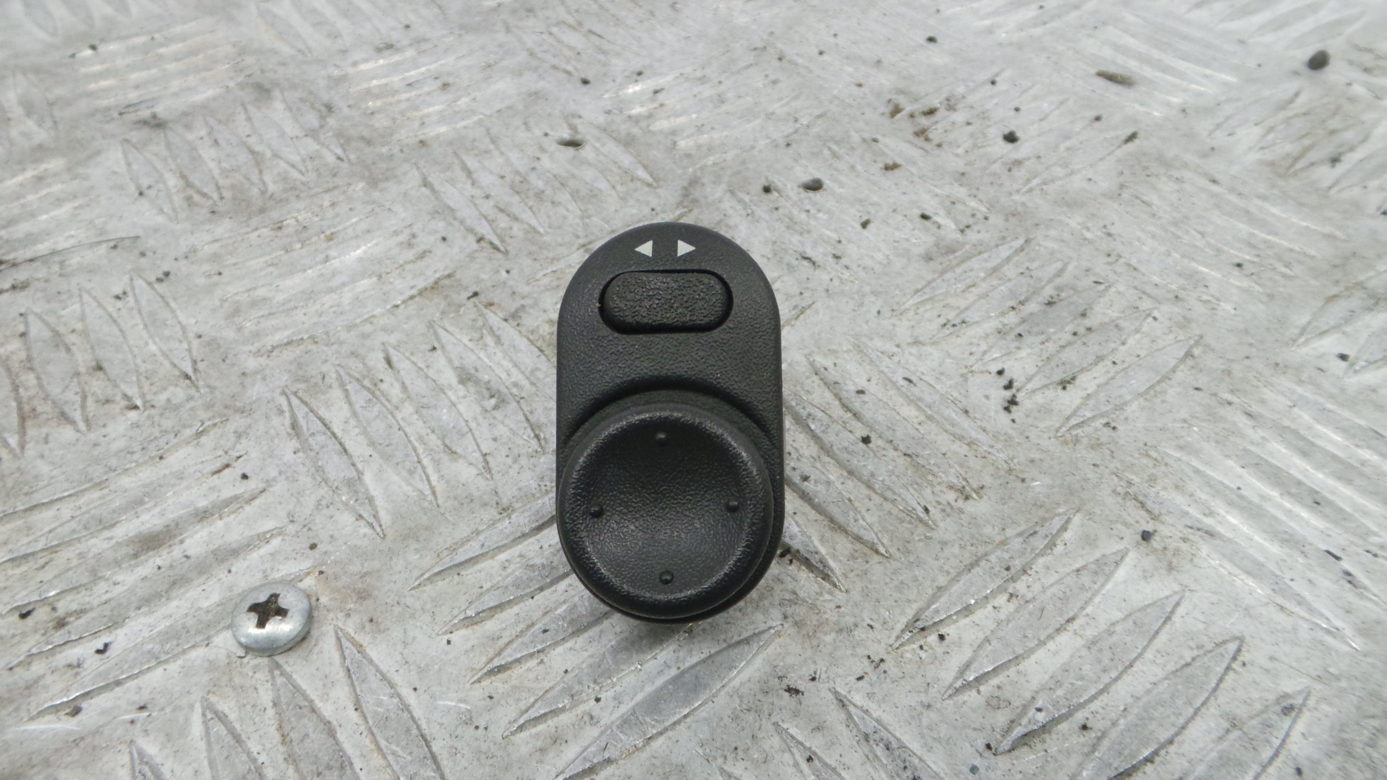 Puxador Interior Frente Esquerdo 13104274 - OPEL CORSA C (X01)-37076868