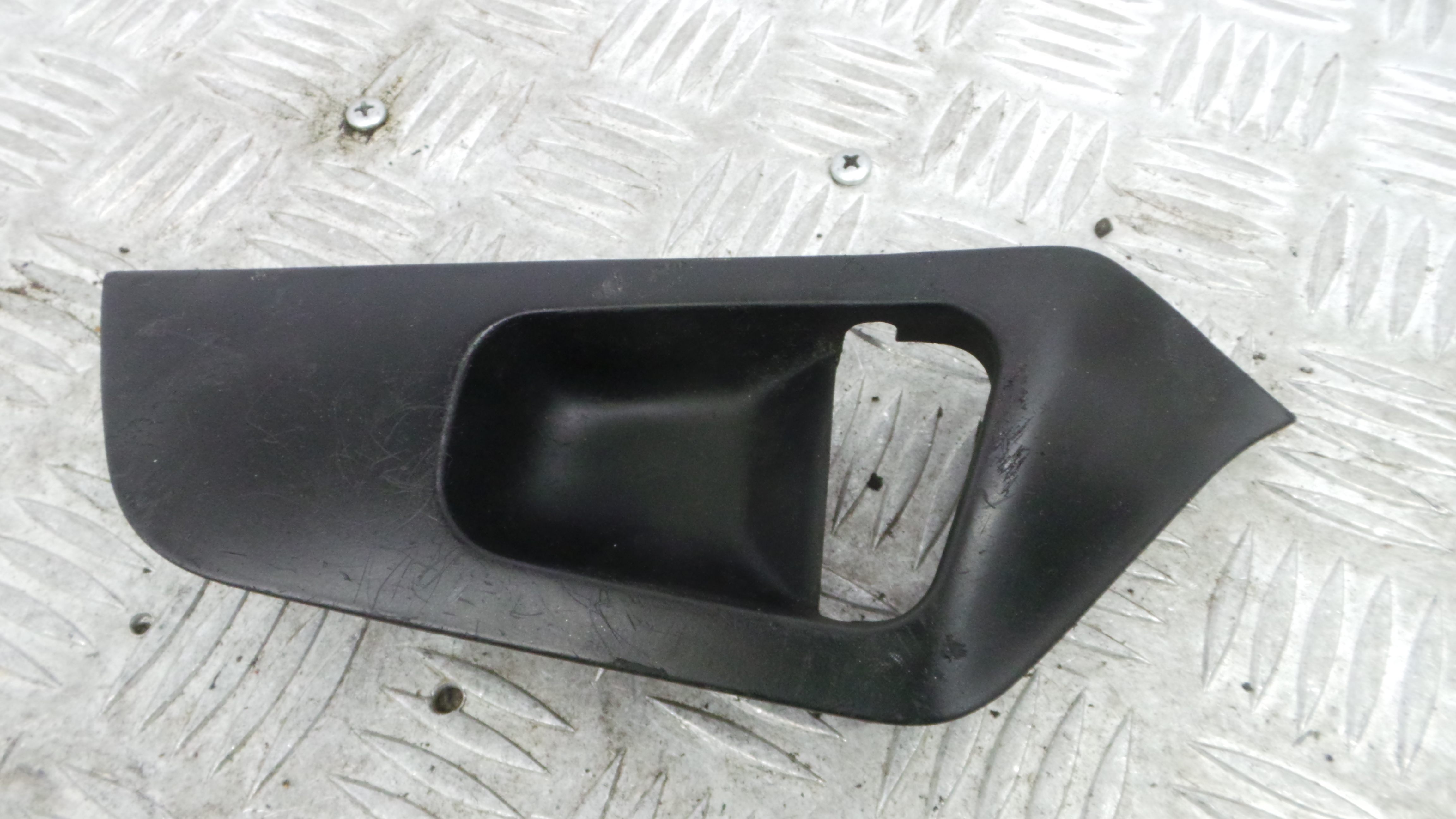 Puxador Interior Traseiro Esquerdo  6K0867197B - SEAT IBIZA II (6K1), IBIZA Mk II (6K1)-37076849