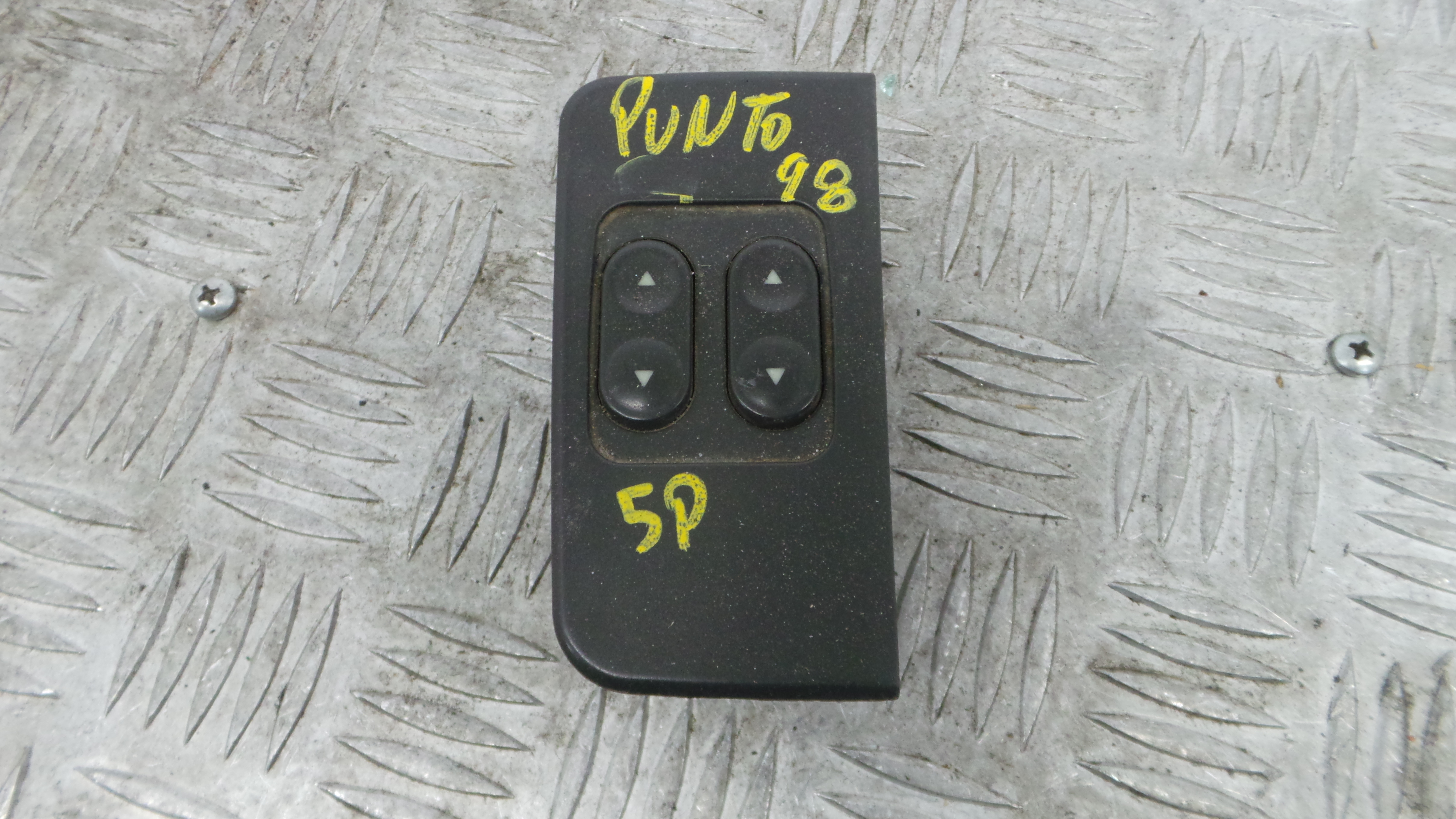 Interruptor / Comando Elevador Vidro Frente Esq   - FIAT PUNTO (176_)-36908527