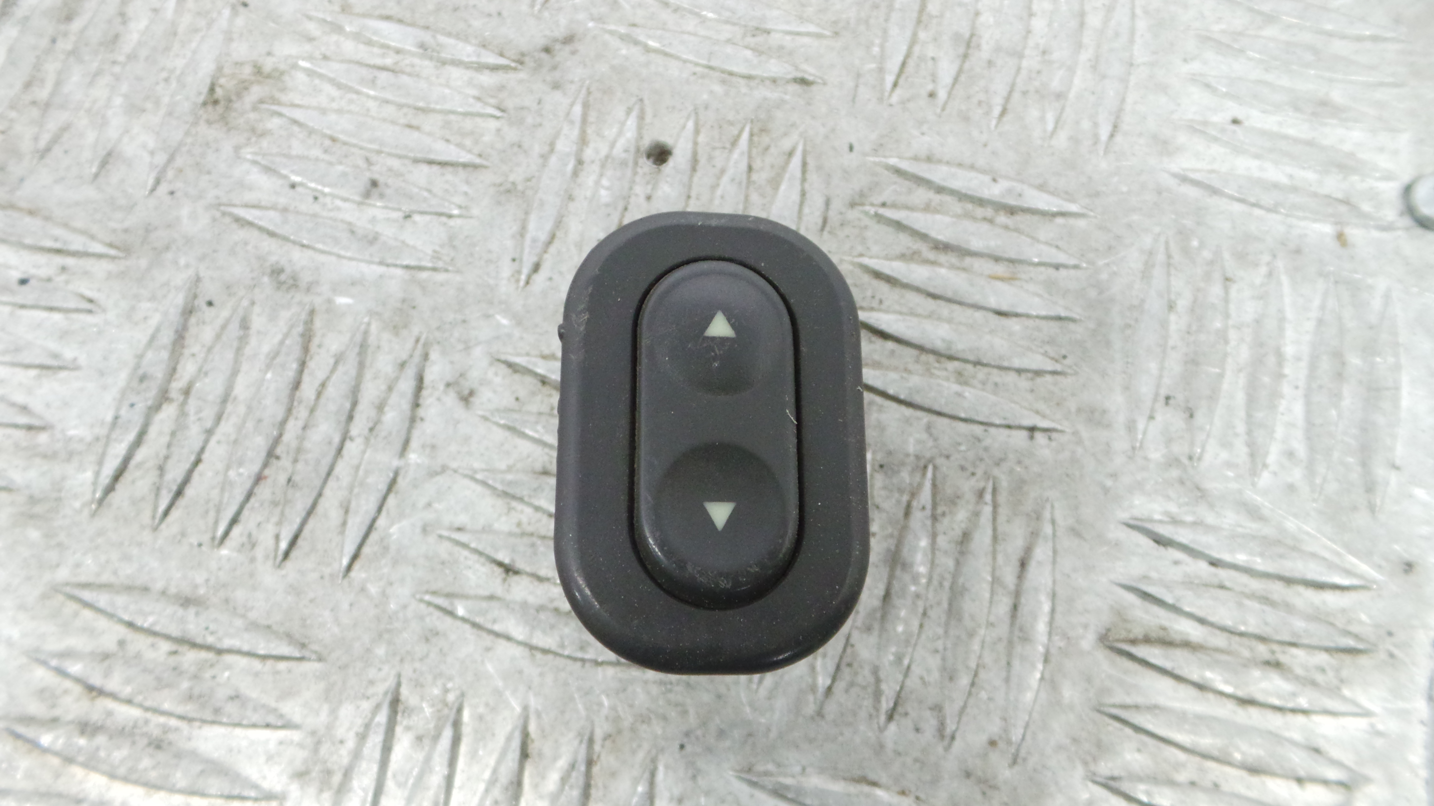 Interruptor / Comando Elevador Vidro Frente Dto   - FIAT PUNTO (176_)-36908529