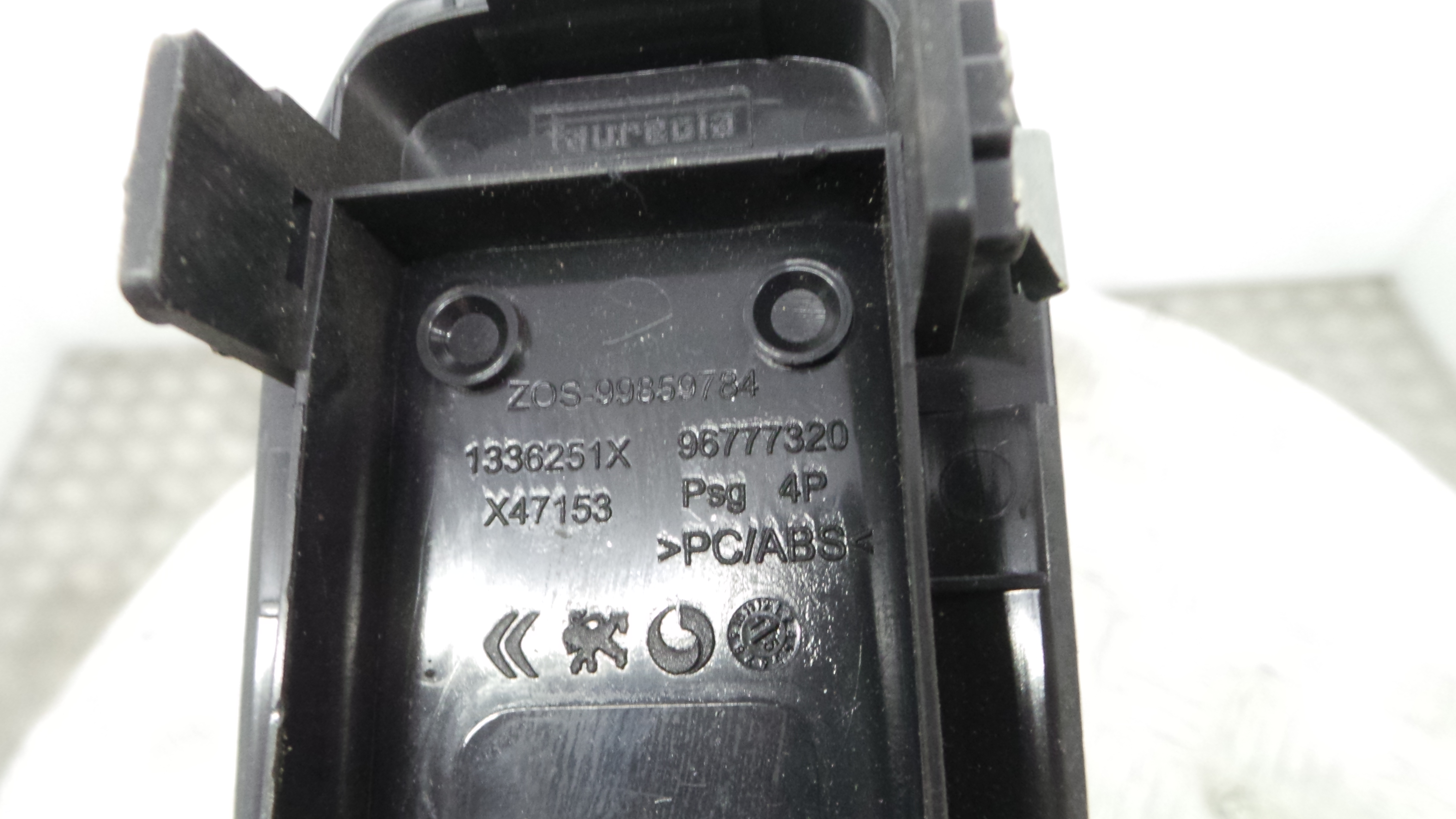 Interruptor / Comando Elevador Vidro Frente Dto  96777320 - PEUGEOT 308 II (LB_, LP_, LW_, LH_, L3_)-36908573