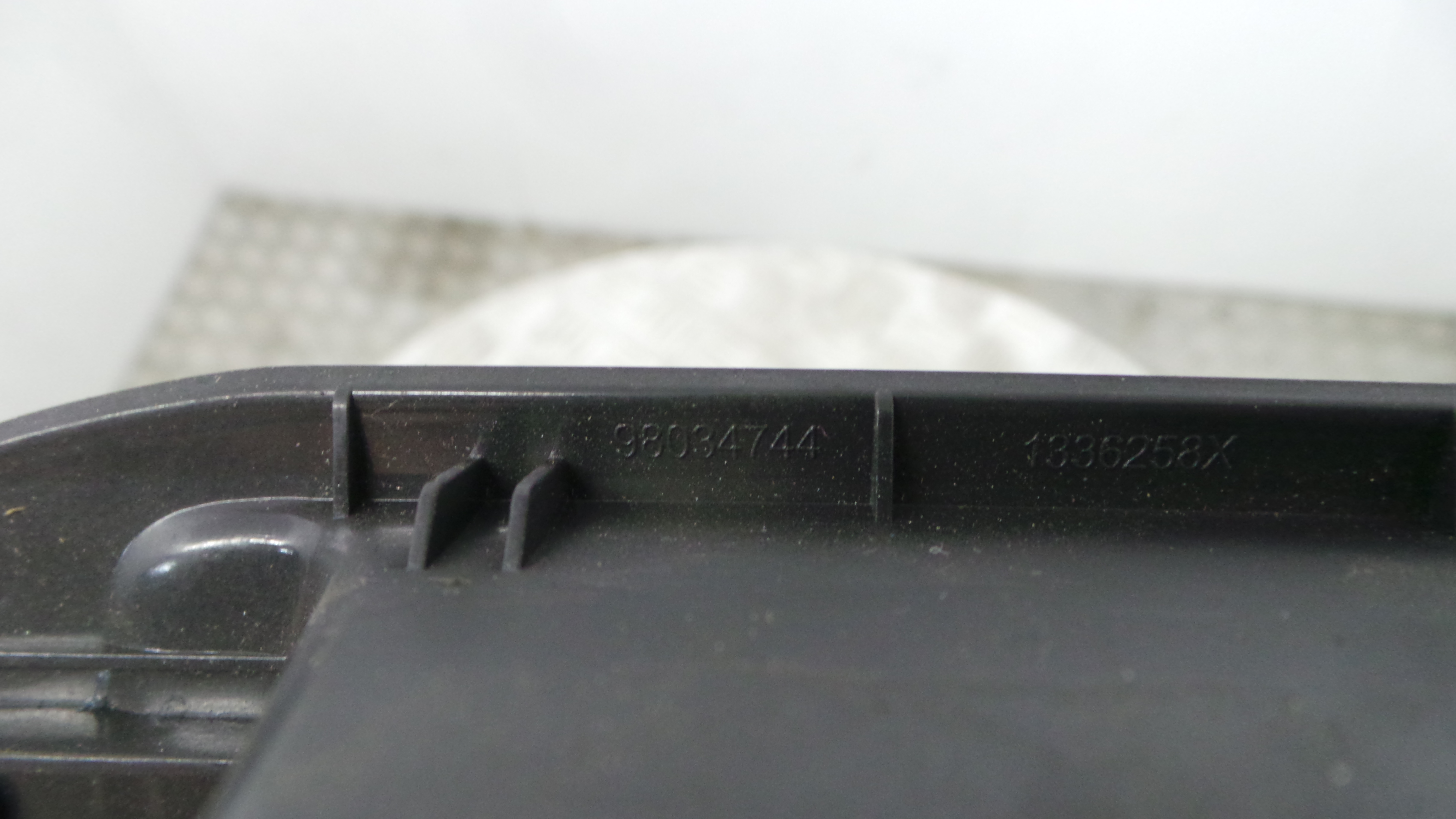 Interruptor / Comando Elevador Vidro Trás Dto 98034744 - PEUGEOT 308 II (LB_, LP_, LW_, LH_, L3_)-36908581