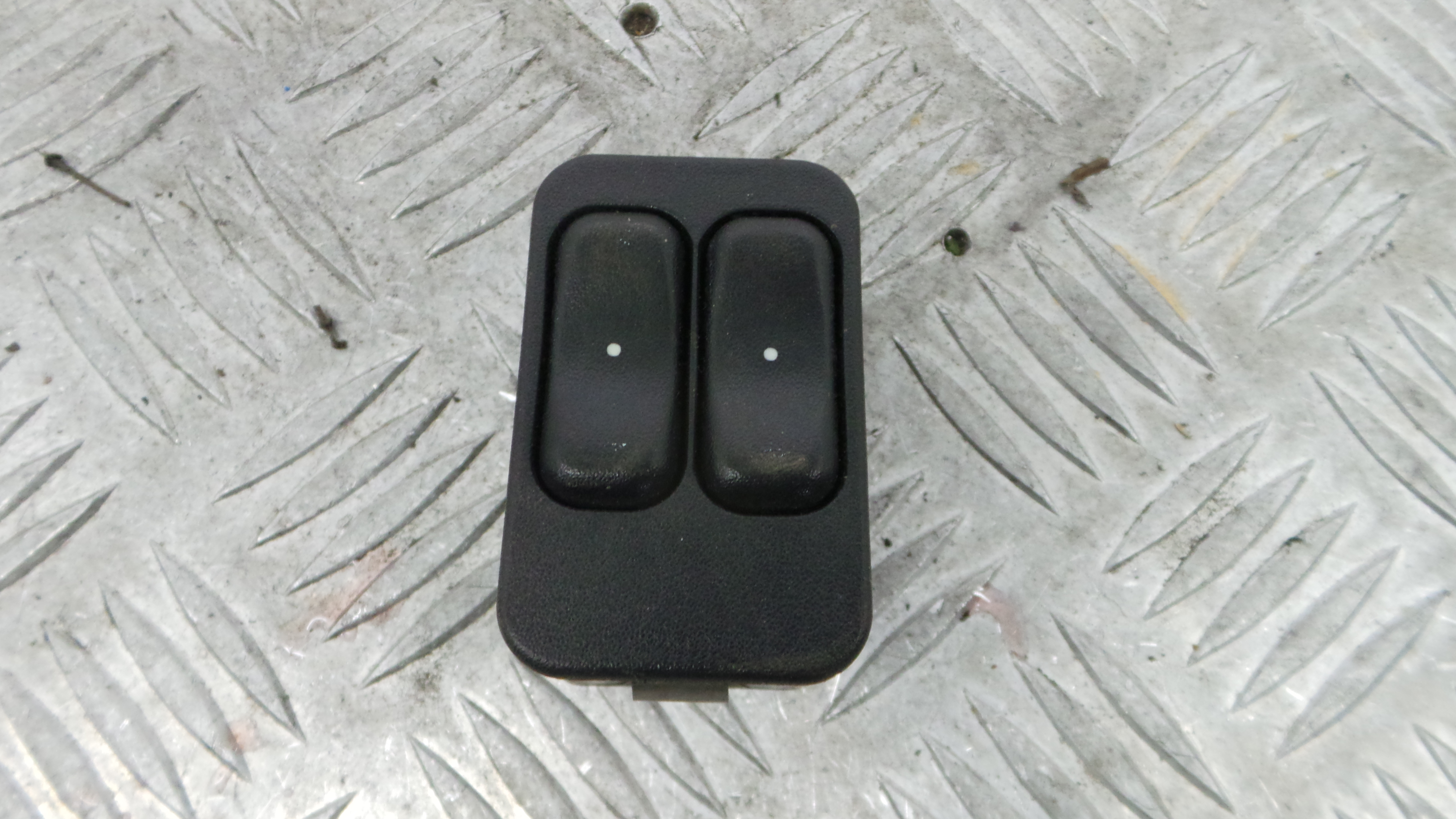 Interruptor / Comando Elevador Vidro Frente Esq  90561088 - OPEL ASTRA G Combi (T98)-36909091