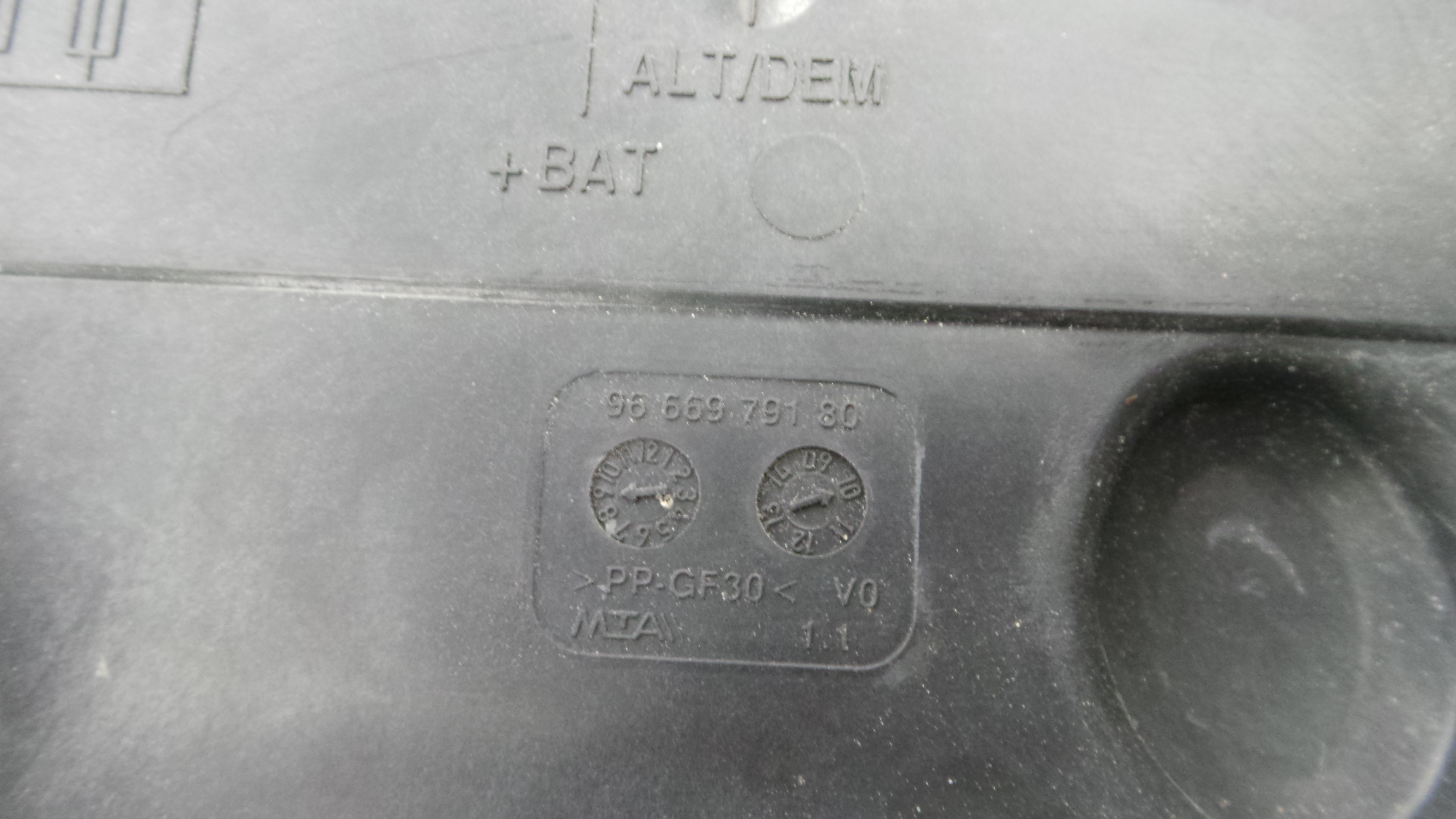 Caixa dos Fusíveis / BSI / UCH / SAM 9675123880 - CITROËN C3 II (SC_)-36912399