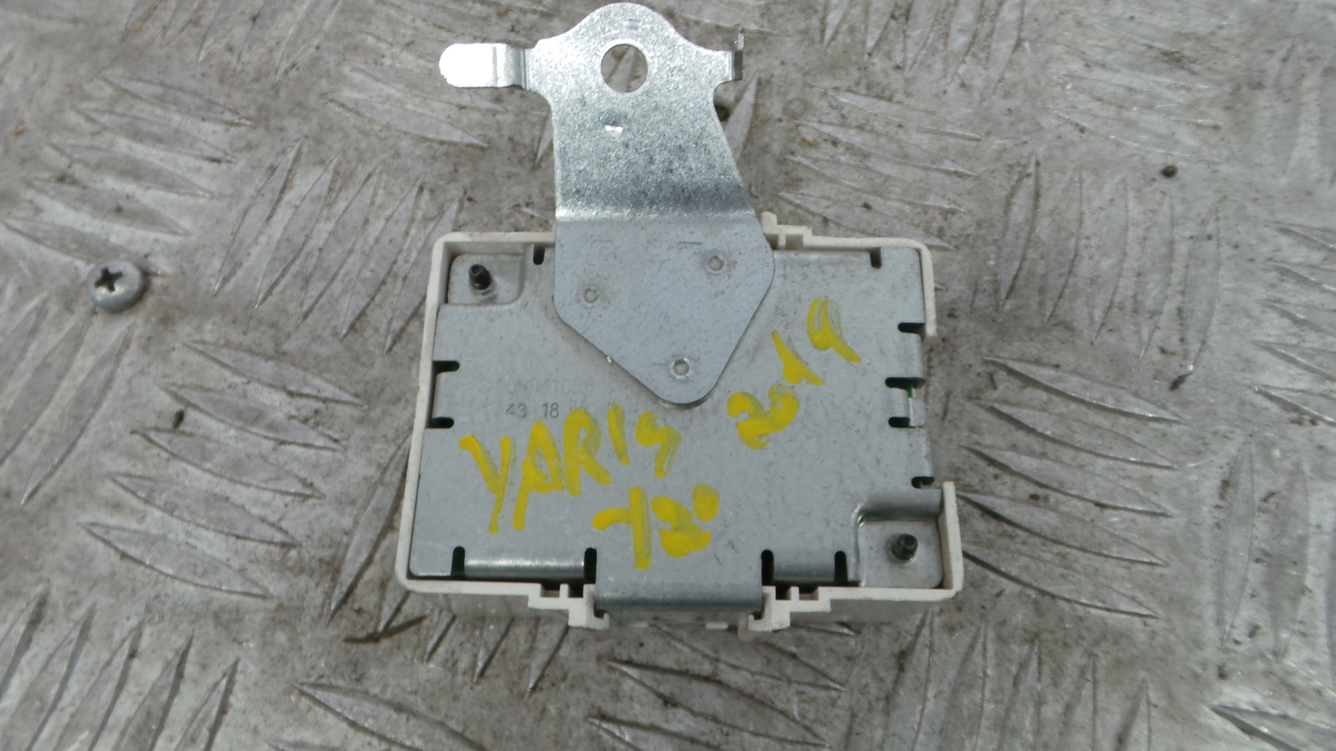 Centralina do Fecho Central 89741-0D450 - TOYOTA YARIS (_P15_)-36915387