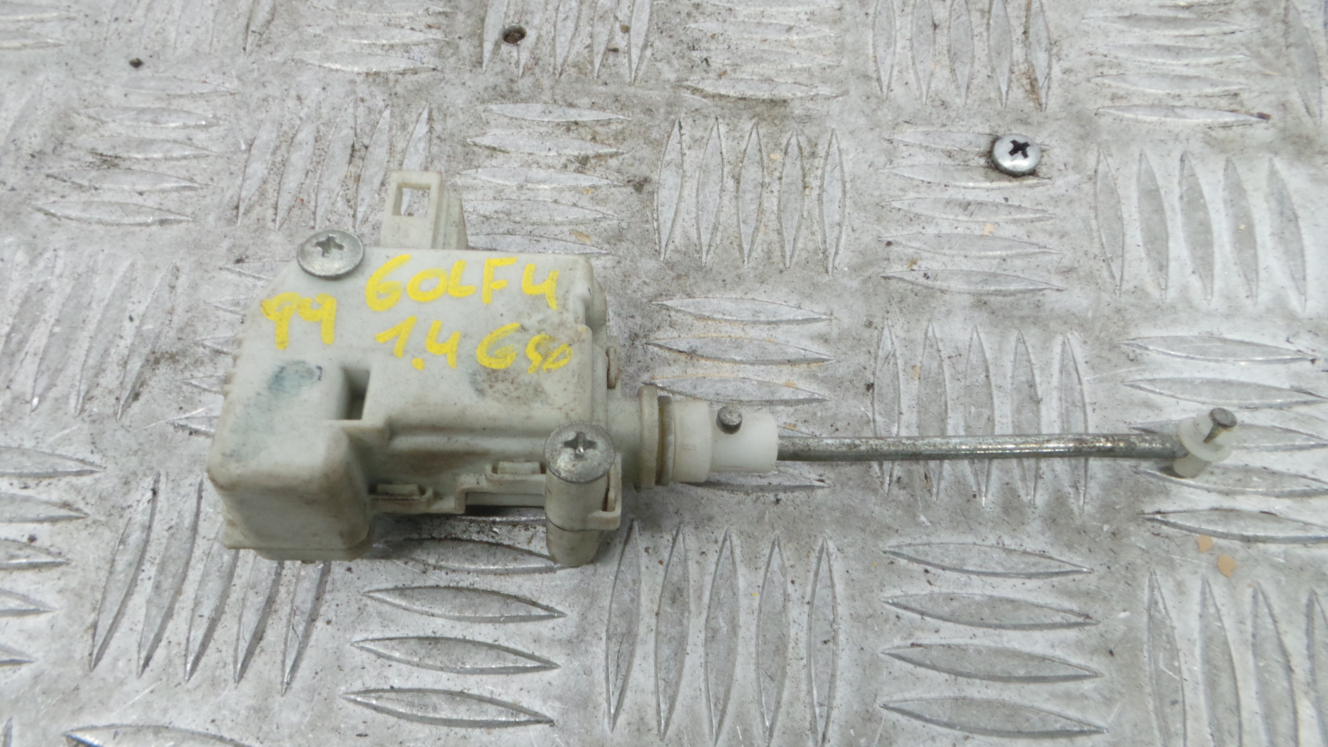 Pistola Fecho Central Mala 1J6862159A - VW GOLF IV (1J1), GOLF Mk IV (1J1)-36915504