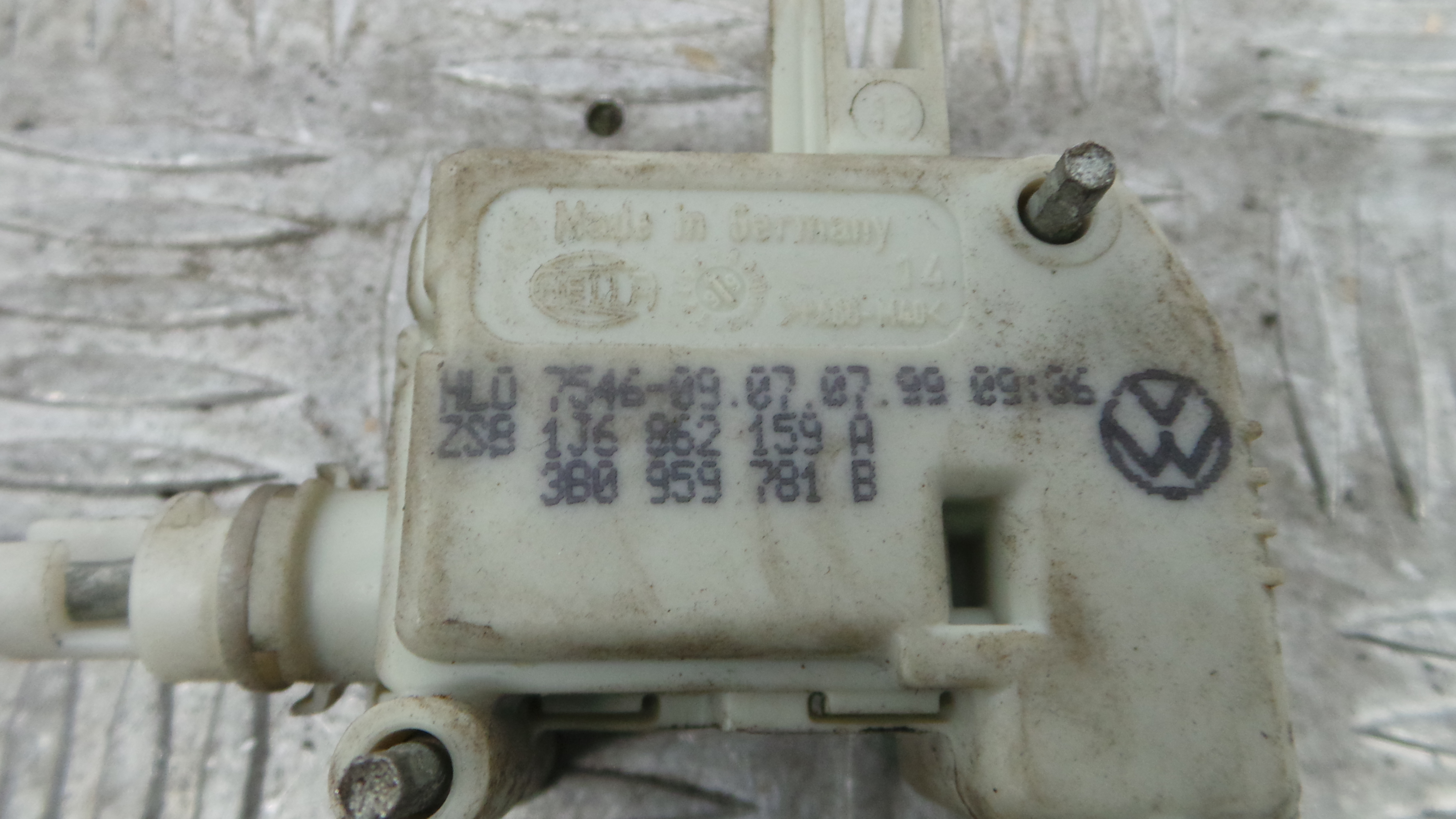 Pistola Fecho Central Mala 1J6862159A - VW GOLF IV (1J1), GOLF Mk IV (1J1)-36915504