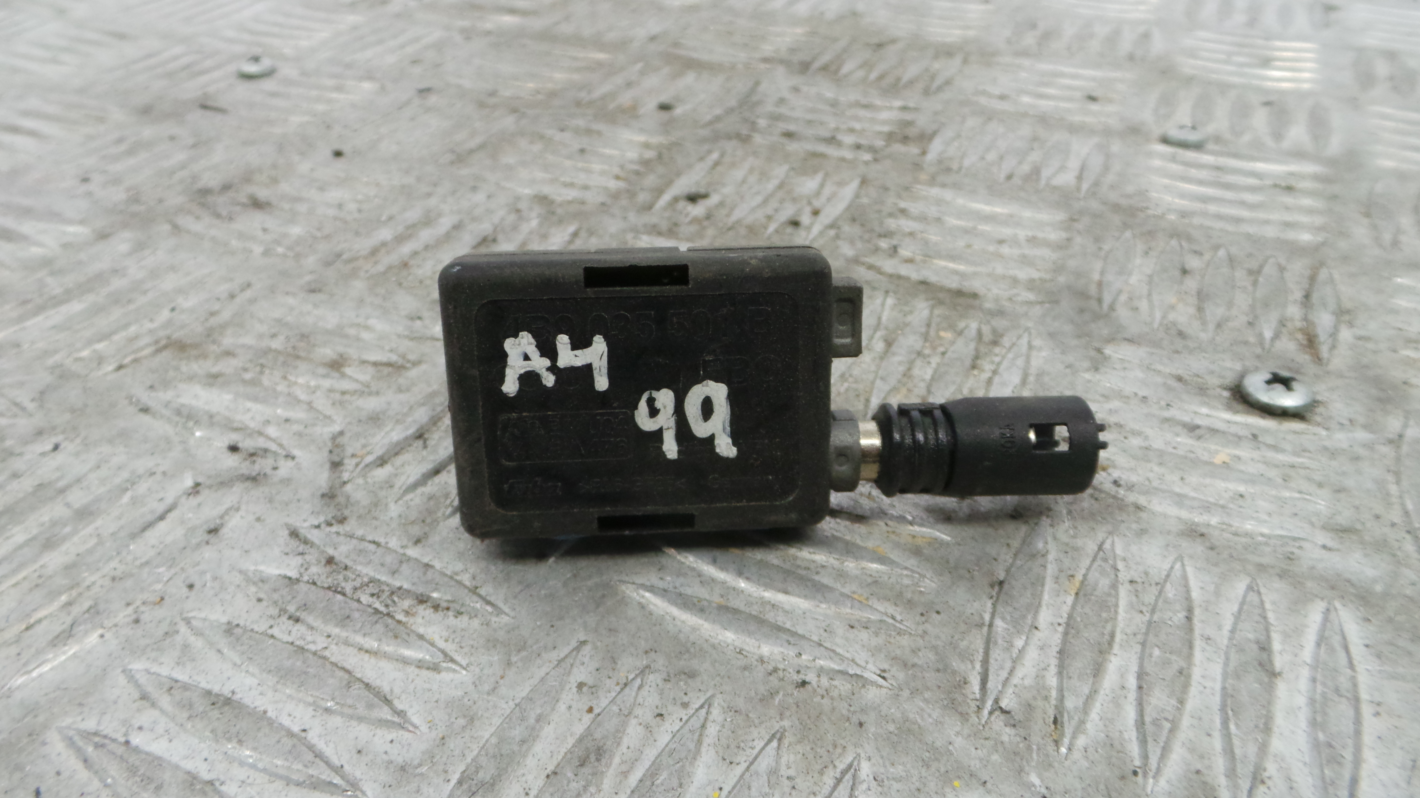 Antena 4B9035501B - AUDI A4 B5 (8D2)-36915756