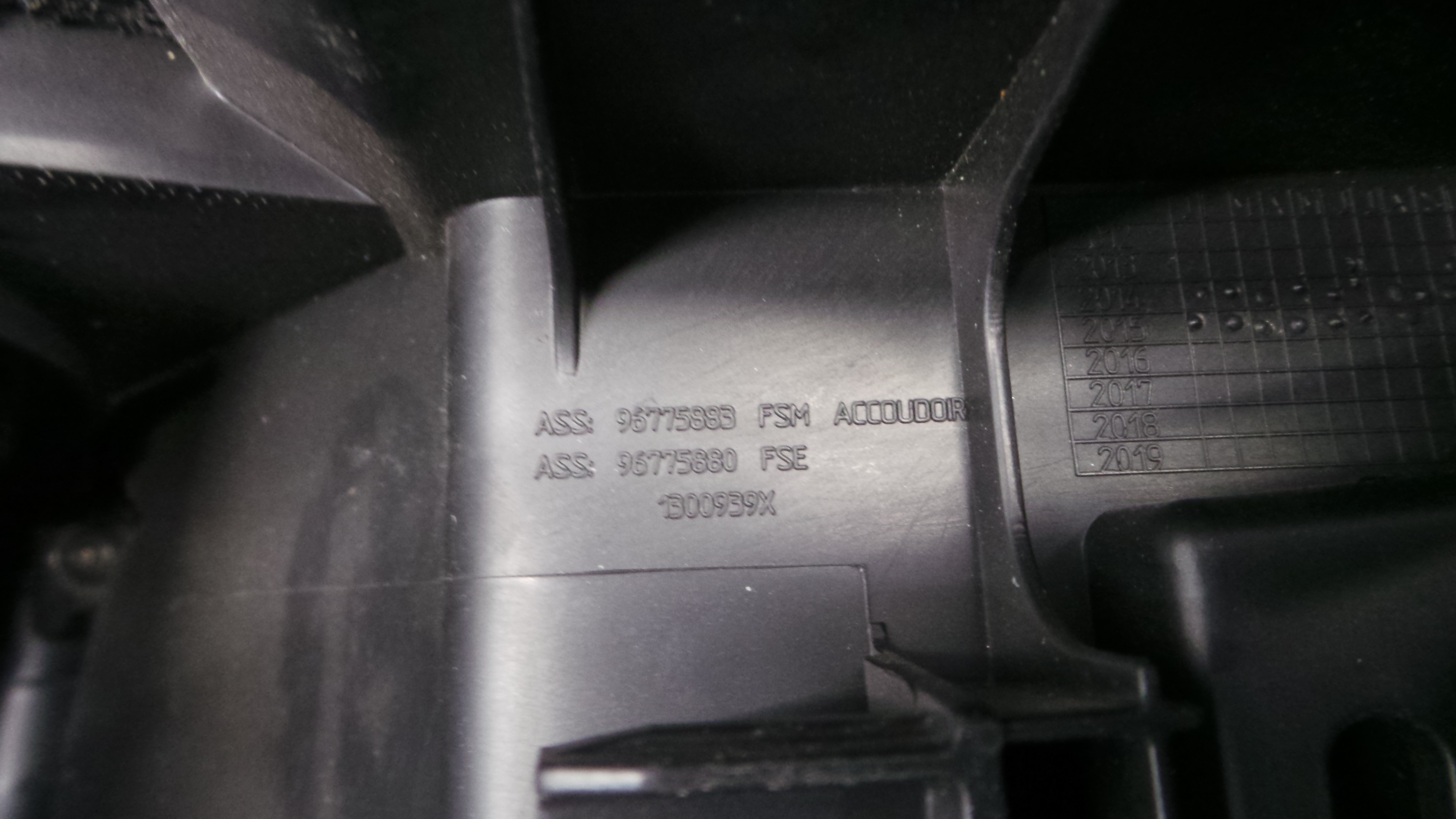 Apoio de Braço Central 96775883 - PEUGEOT 308 II (LB_, LP_, LW_, LH_, L3_)-36920985