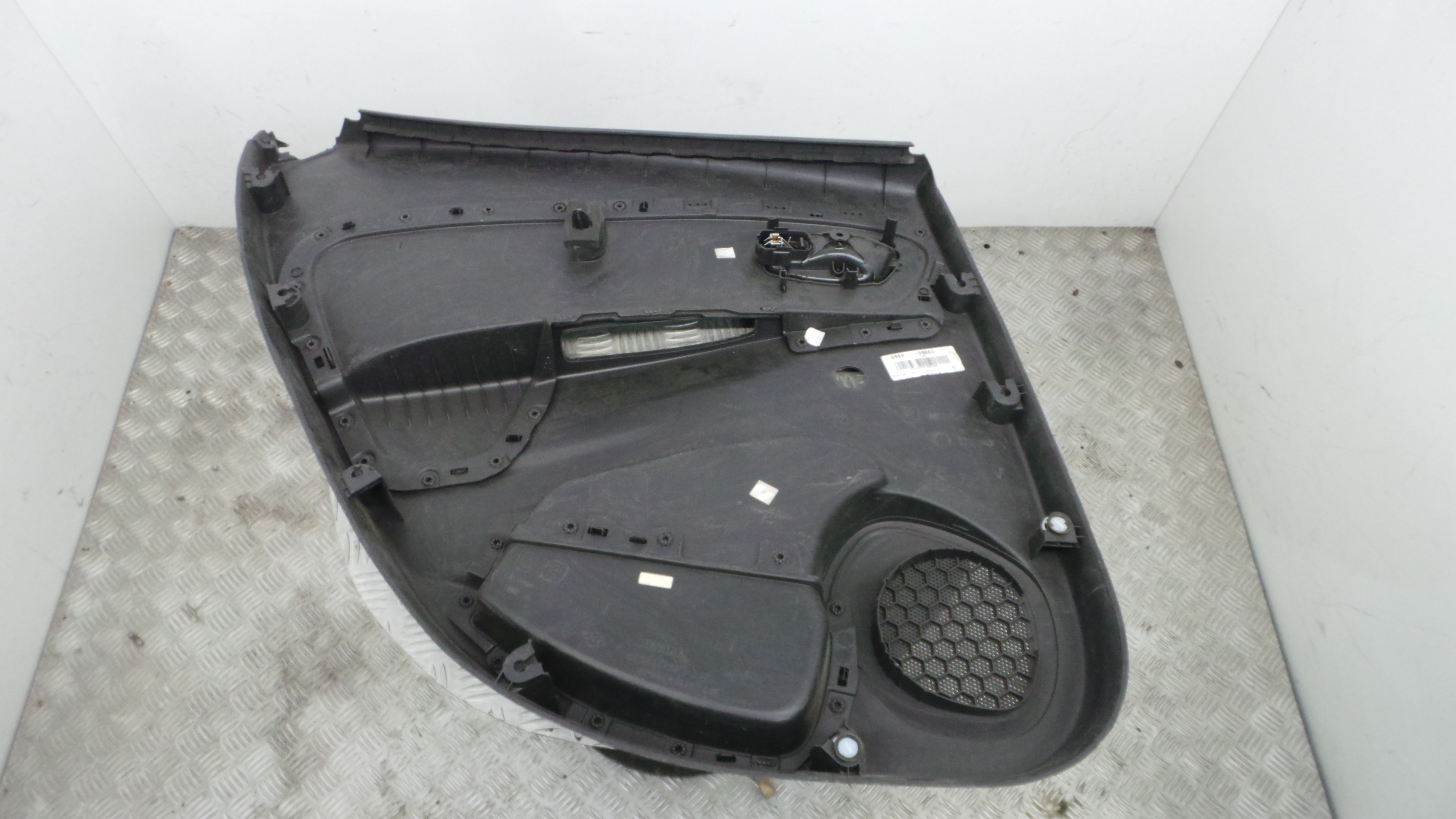 Forra Porta traseira direita 829A09683R - RENAULT CLIO IV (BH_)-36921422